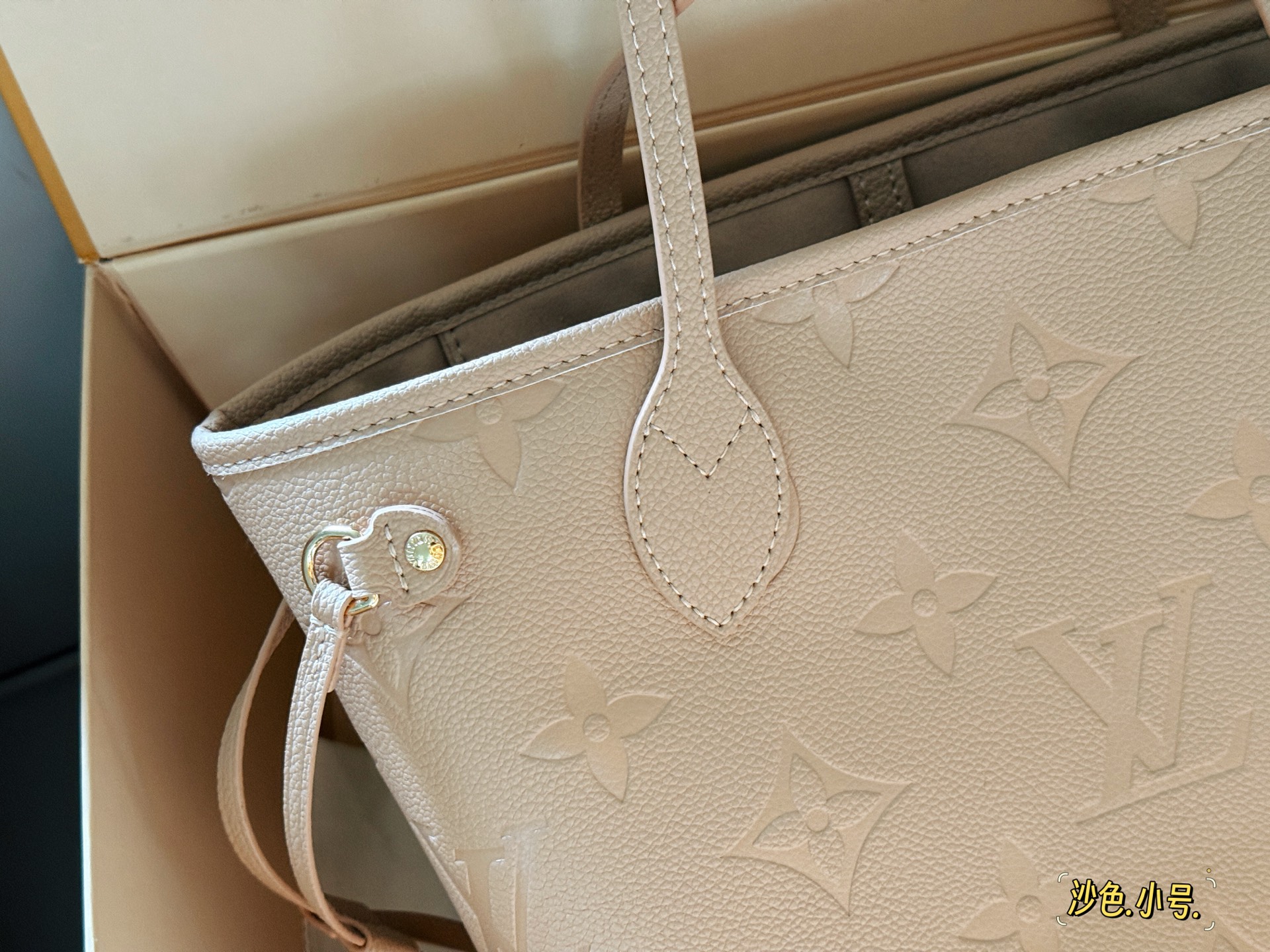 Louis Vuitton Neverfull Bolso de Mano Mediano en Cuero Embozado Sand 4 i1754706819129 1519 0 2