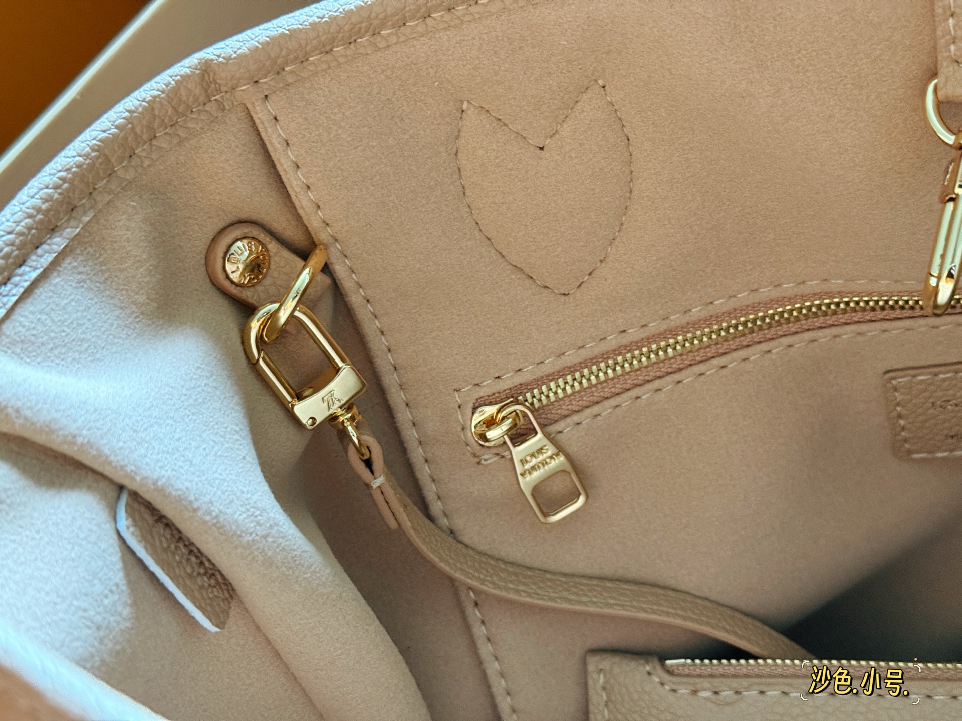 Louis Vuitton Neverfull Bolso de Mano Mediano en Cuero Embozado Sand 9 i1754706819162 1041 0 7