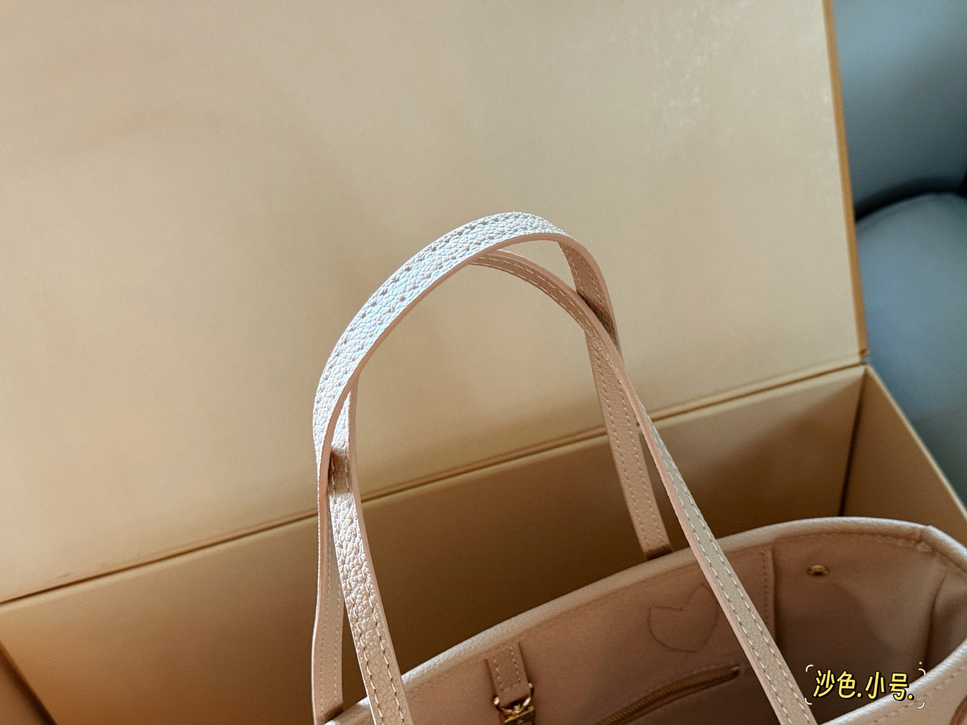 Louis Vuitton Neverfull Bolso de Mano Mediano en Cuero Embozado Sand 5 i1754706820898 7454 0 3