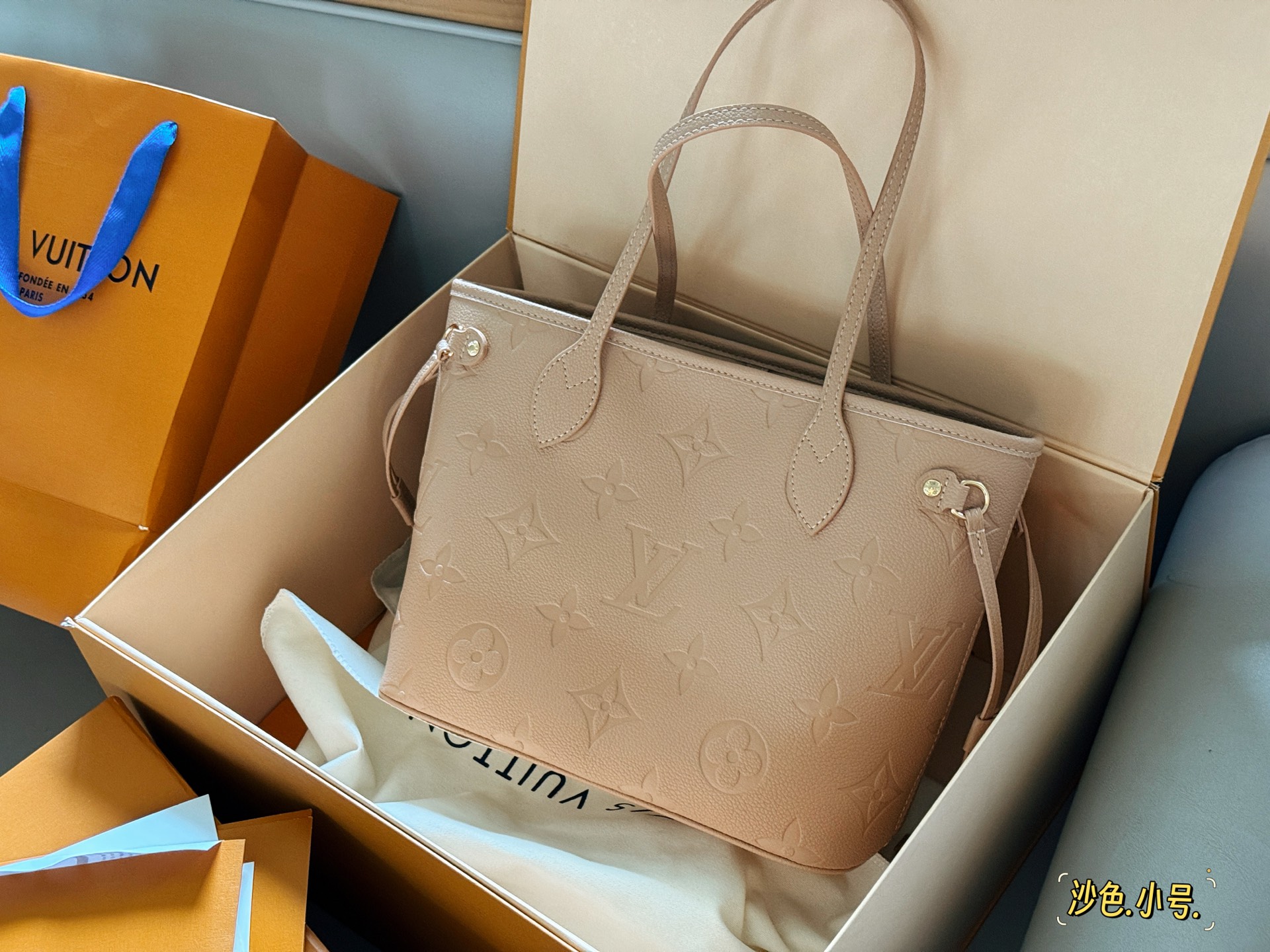 Louis Vuitton Neverfull Bolso de Mano Mediano en Cuero Embozado Sand 3 i1754706820900 9538 0 1