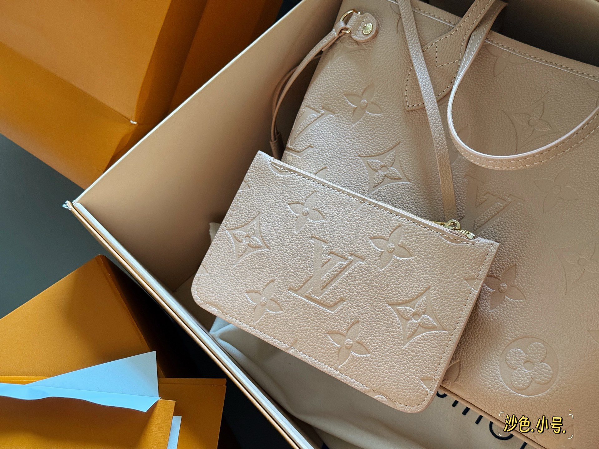 Louis Vuitton Neverfull Bolso de Mano Mediano en Cuero Embozado Sand 6 i1754706820952 8859 0 4