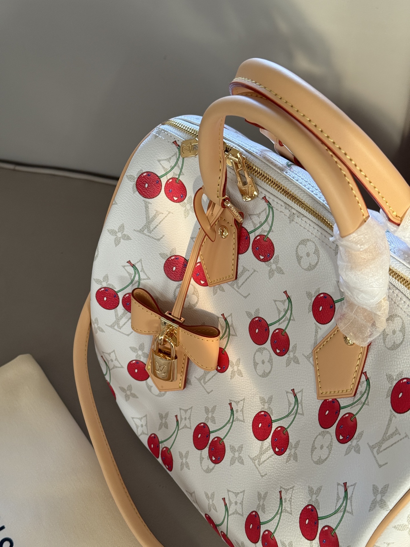 Louis Vuitton Speedy 30: Bolso Icónico con Diseño de Cerezas 4 i1754796883915 3315 0 2