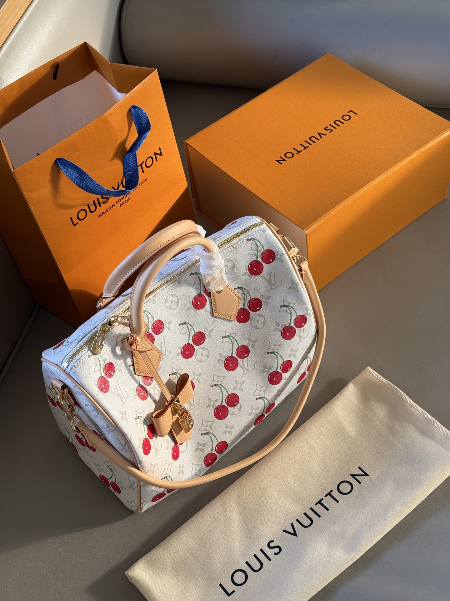 Louis Vuitton Speedy 30: Bolso Icónico con Diseño de Cerezas 3 i1754796884048 3896 0 1