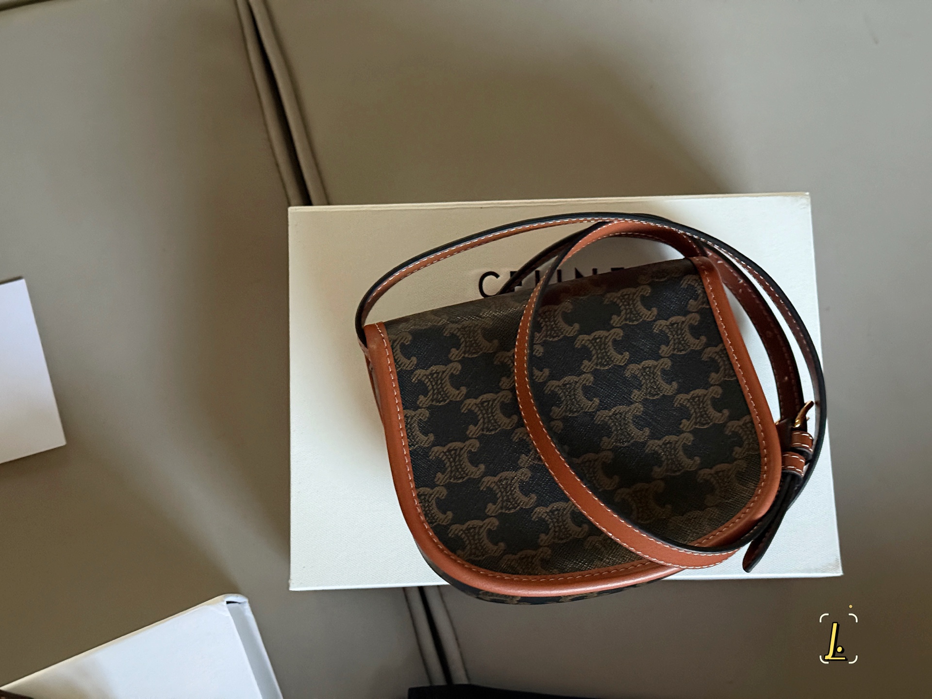 Bolso Bandolera Mini Besace Celine Triomphe en Lona y Piel de Becerro 8 i1754966183816 6742 0 6