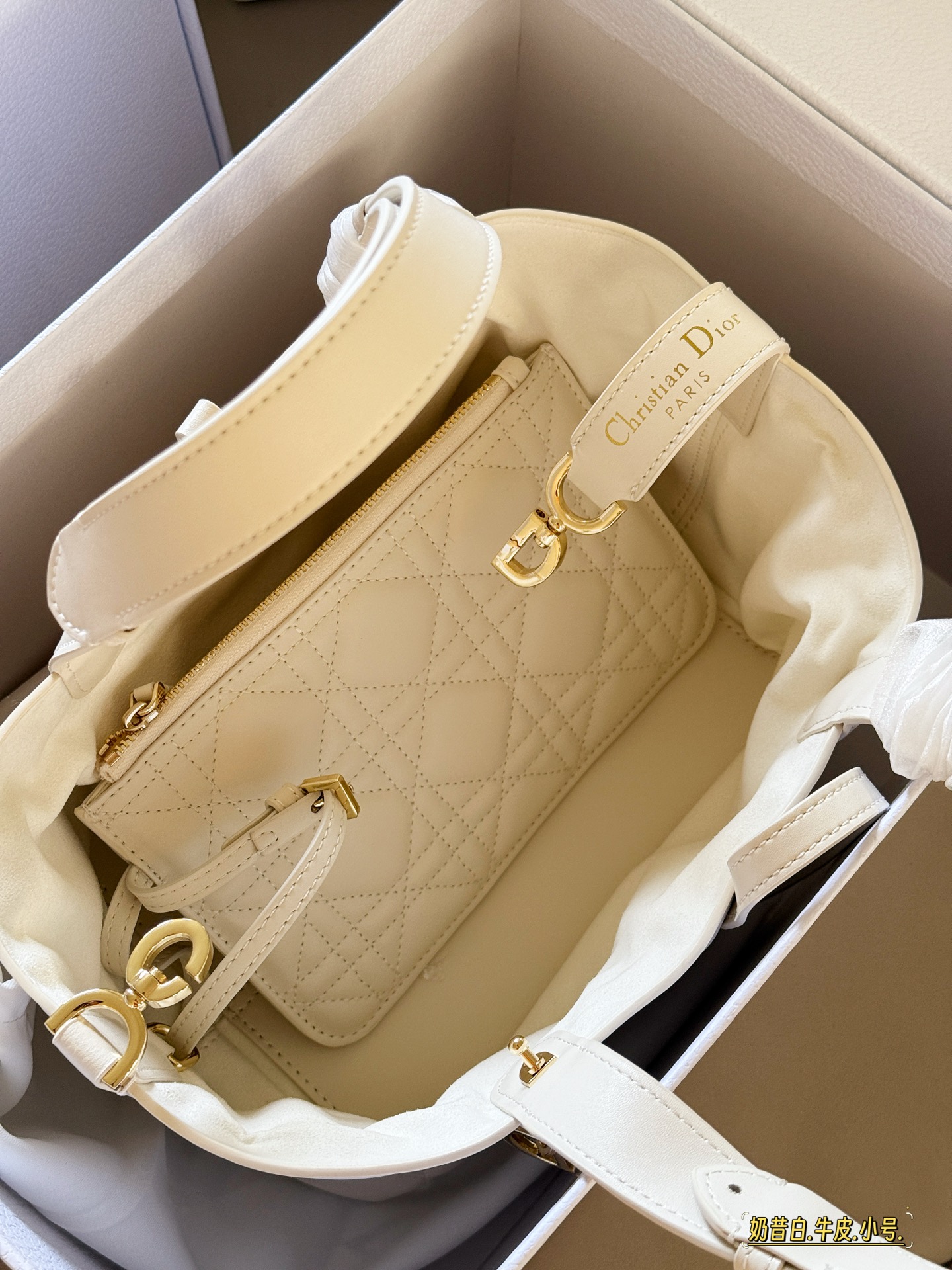 Elegante Bolso de Compras Toujours de Dior, Tamaño Pequeño (23x15 cm) 10 i1755053272602 3496 0 8