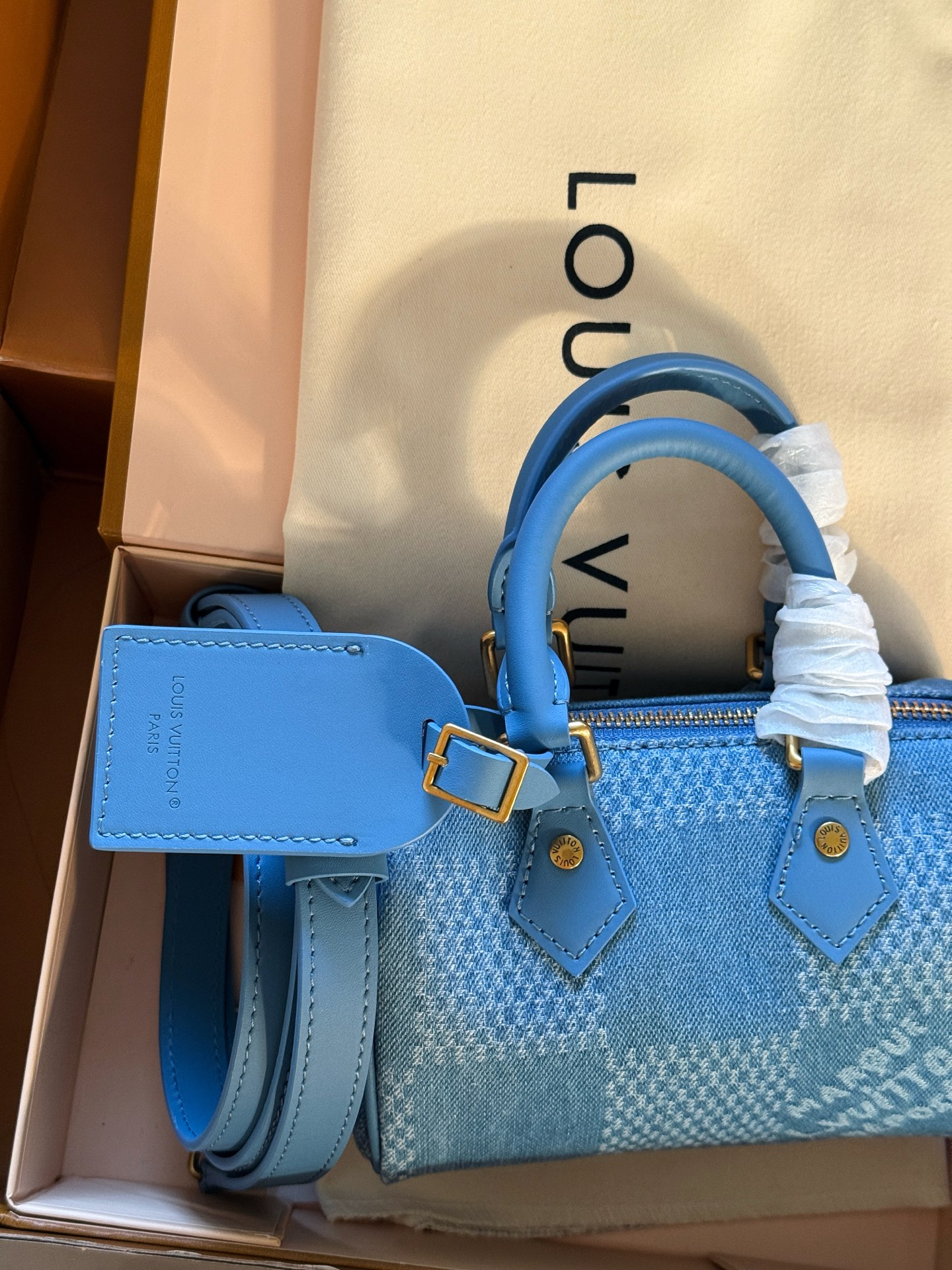 Louis Vuitton Speedy 18: Bolso Almohada Vaquero Azul, Colección FW25 4 i1755057295742 1678 0 2