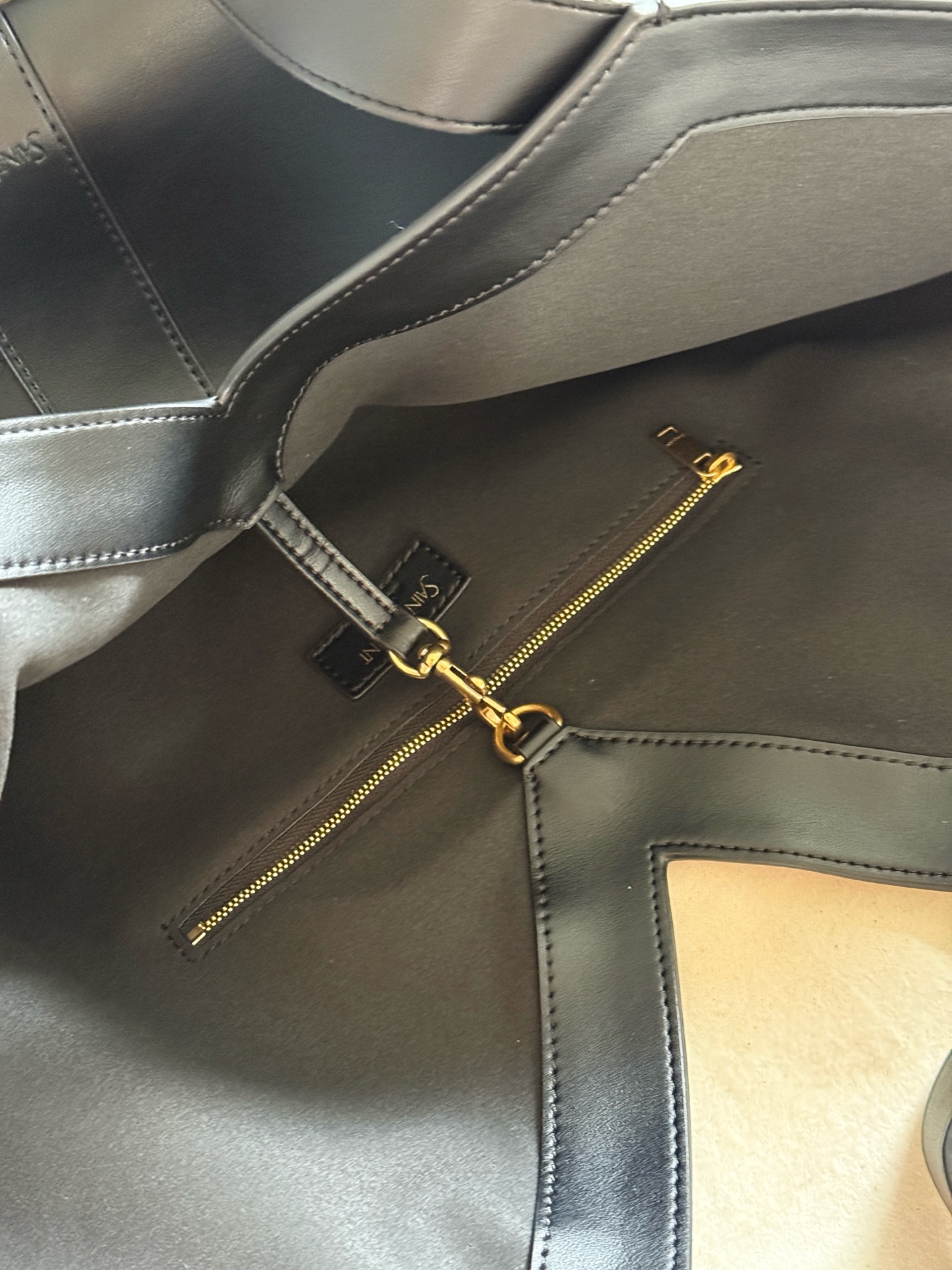 Yves Saint Laurent Y-Tote Bolso de Cuero Negro, 37 x 32 cm 7 i1755150067096 1073 0 5