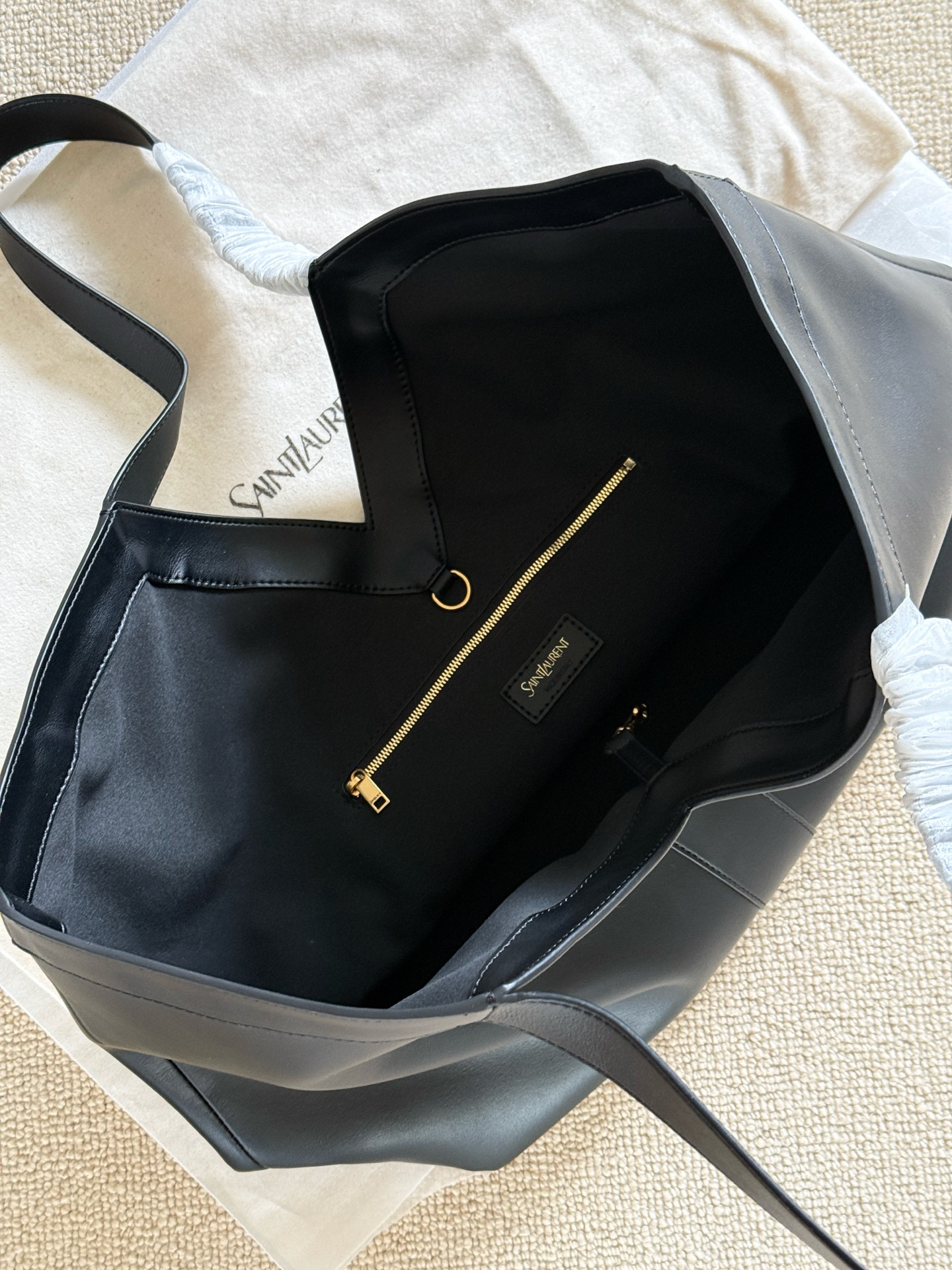 Yves Saint Laurent Y-Tote Bolso de Cuero Negro, 37 x 32 cm 8 i1755150067153 3357 0 6