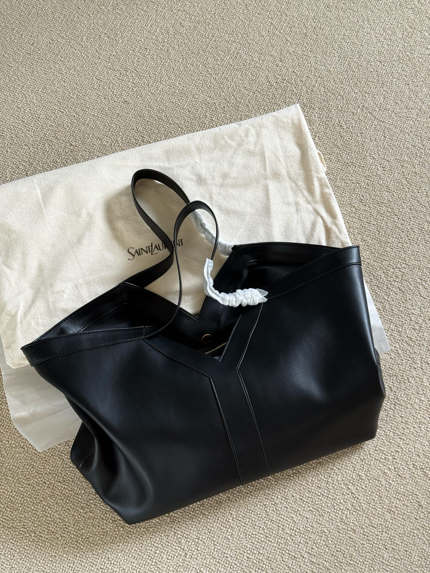 Yves Saint Laurent Y-Tote Bolso de Cuero Negro, 37 x 32 cm 3 i1755150069422 6241 0 1