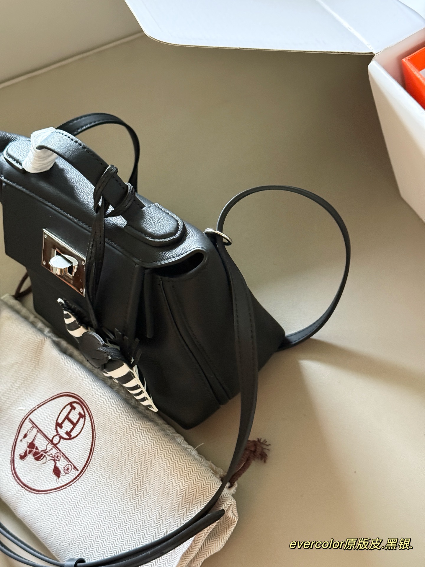 Bolso bandolera Hermès 24/24 Mini de cuero para mujer, negro 6 i1756177022345 2757 0 3