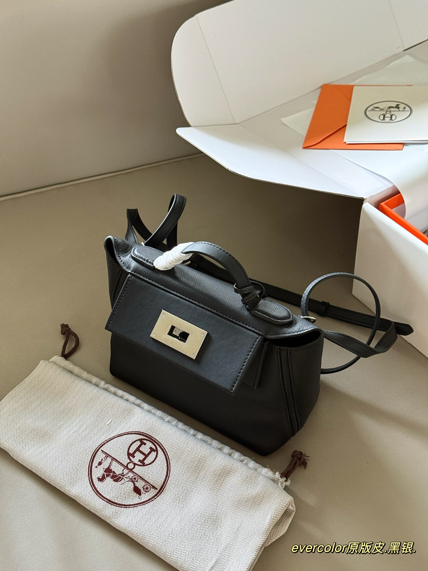 Bolso bandolera Hermès 24/24 Mini de cuero para mujer, negro 4 i1756177022387 376 0 7