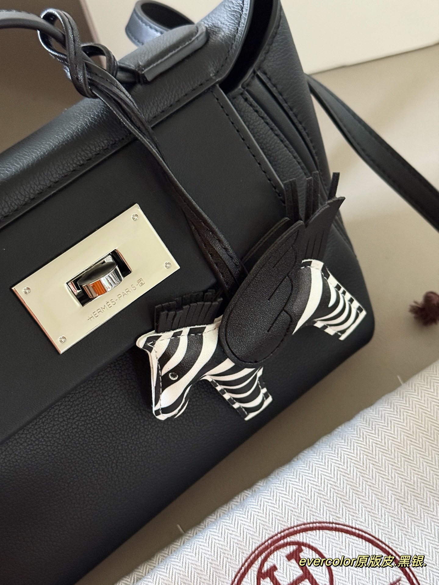 Bolso bandolera Hermès 24/24 Mini de cuero para mujer, negro 5 i1756177022398 1579 0 2