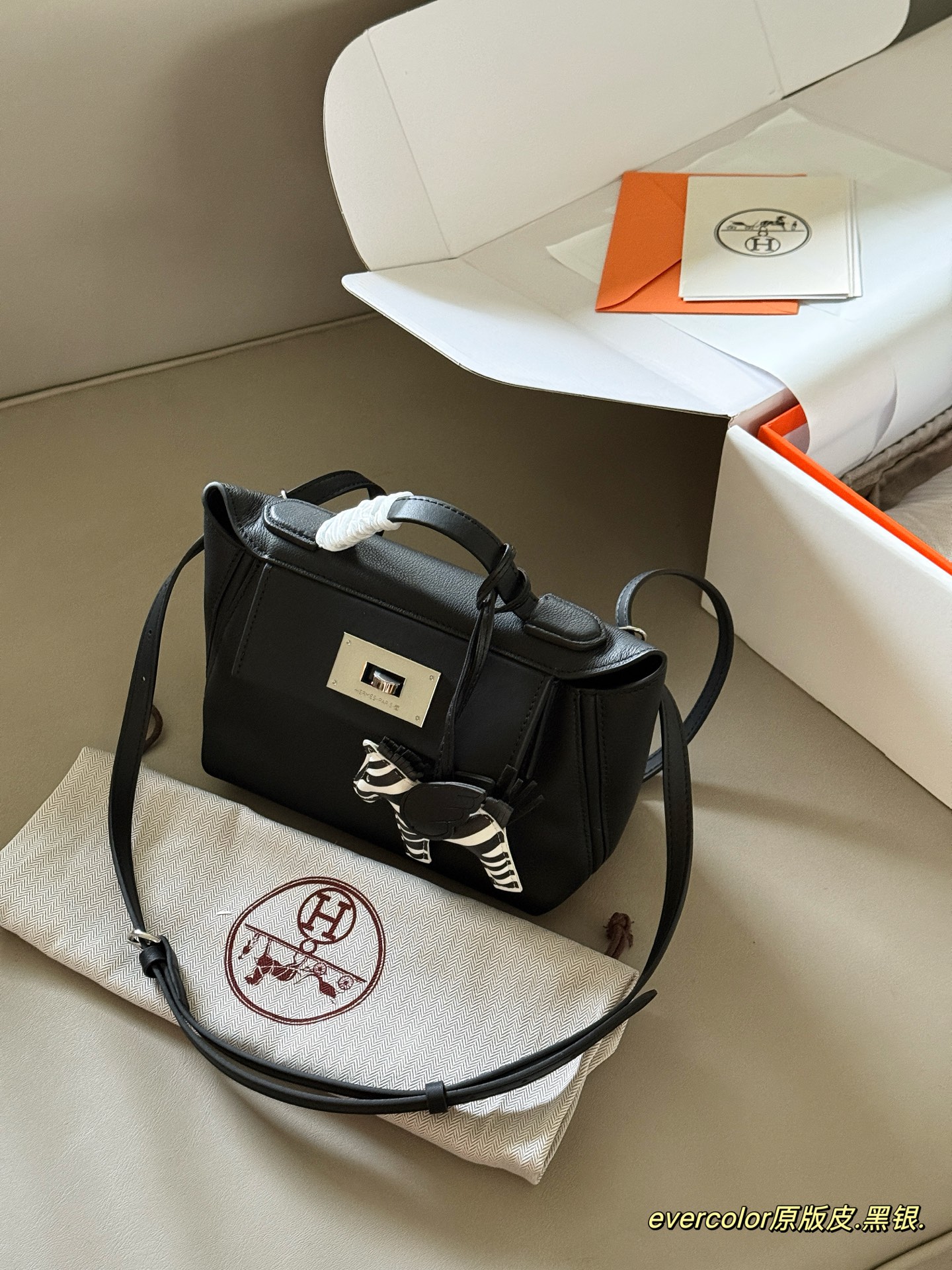 Bolso bandolera Hermès 24/24 Mini de cuero para mujer, negro 3 i1756177022401 8705 0 1