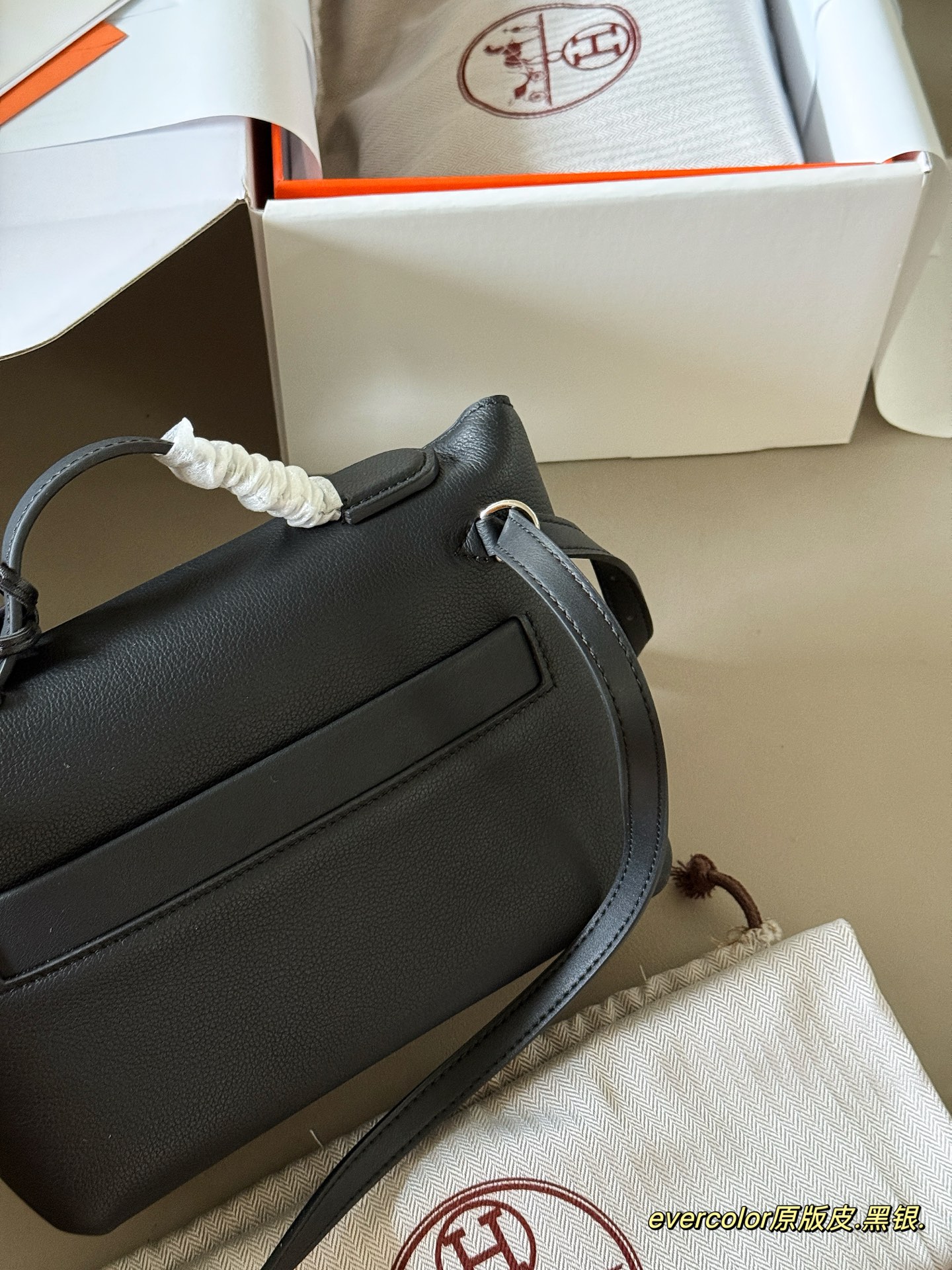 Bolso bandolera Hermès 24/24 Mini de cuero para mujer, negro 7 i1756177024062 7639 0 4