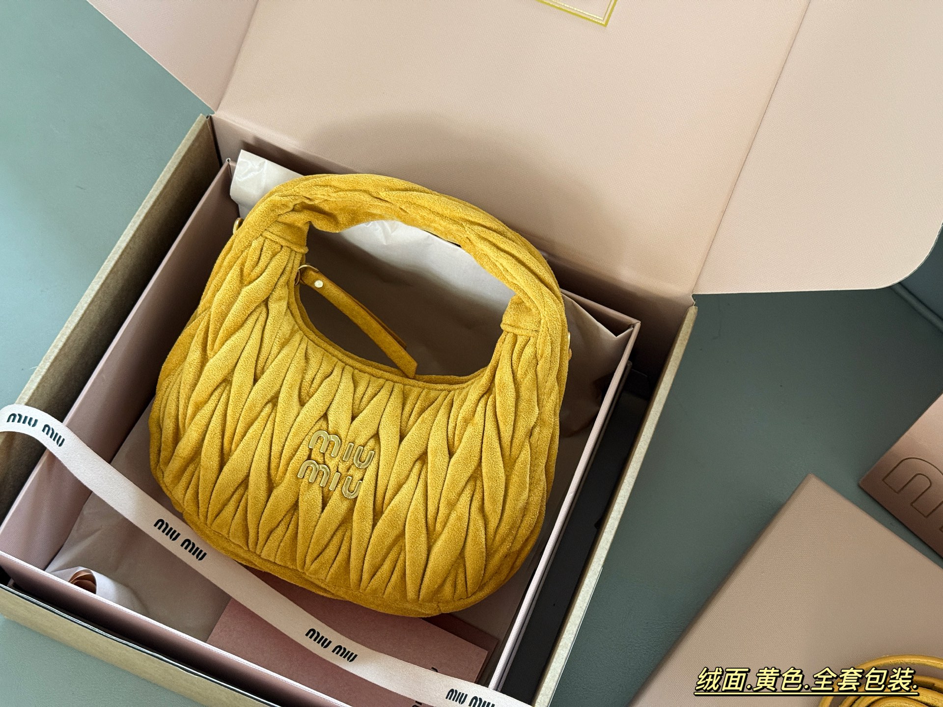 Miu Miu Wander Bolso de Hombro de Gamuza Amarilla con Logotipo en Relieve 3 i1756957095098 8948 0 1