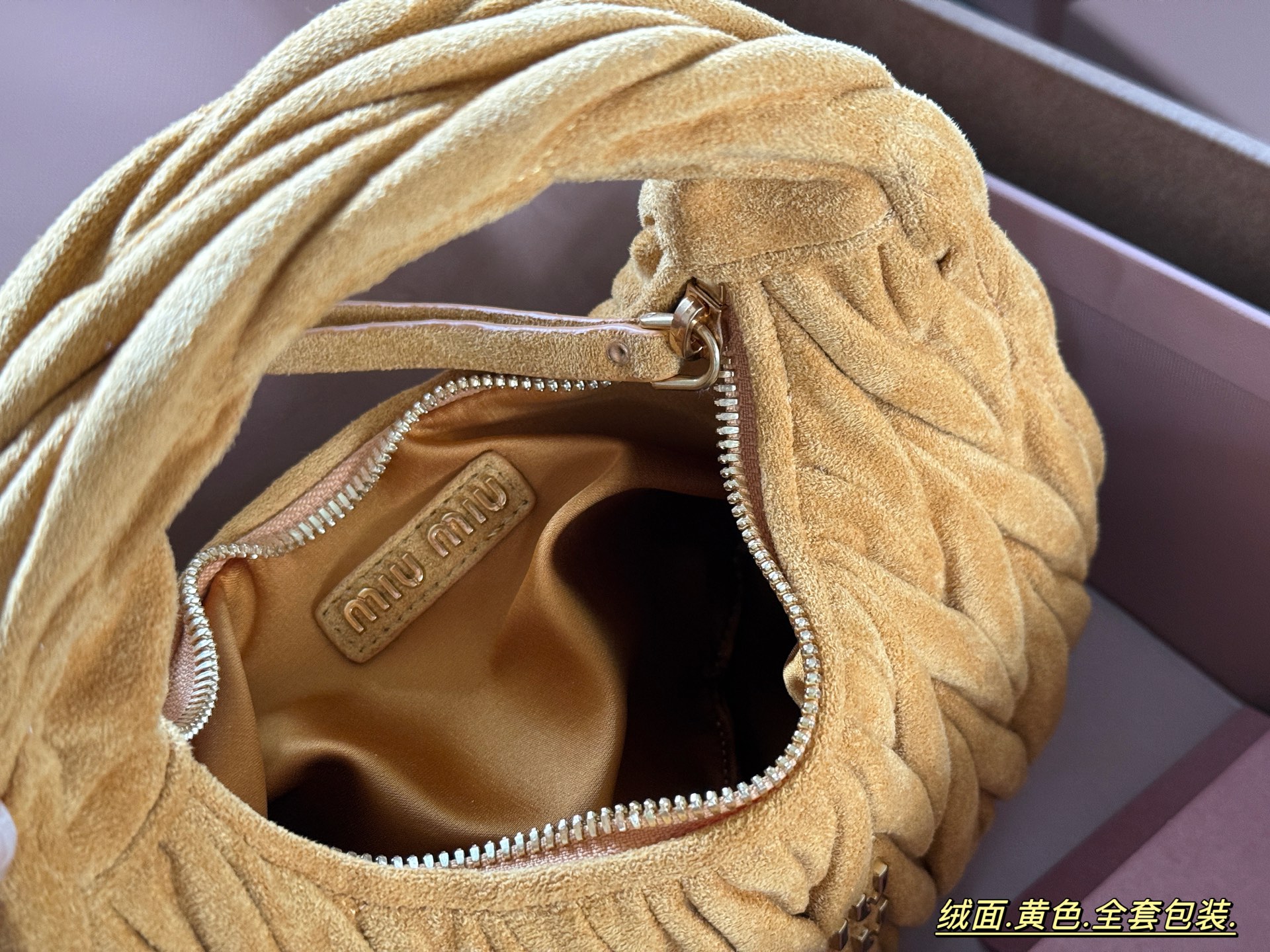 Miu Miu Wander Bolso de Hombro de Gamuza Amarilla con Logotipo en Relieve 9 i1756957097428 8716 0 7