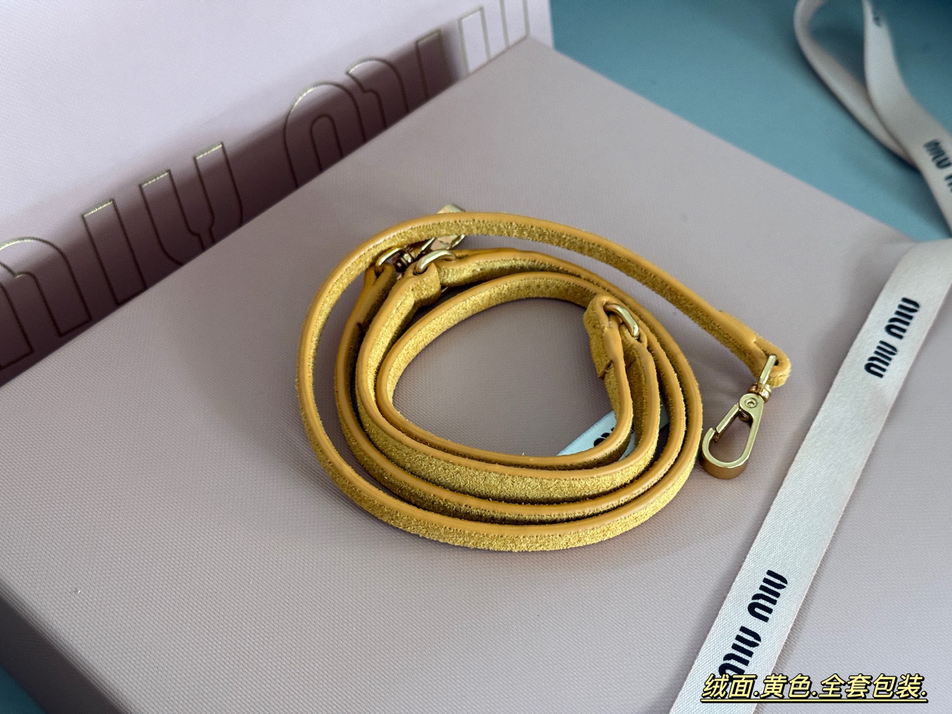 Miu Miu Wander Bolso de Hombro de Gamuza Amarilla con Logotipo en Relieve 10 i1756957097442 1085 0 8