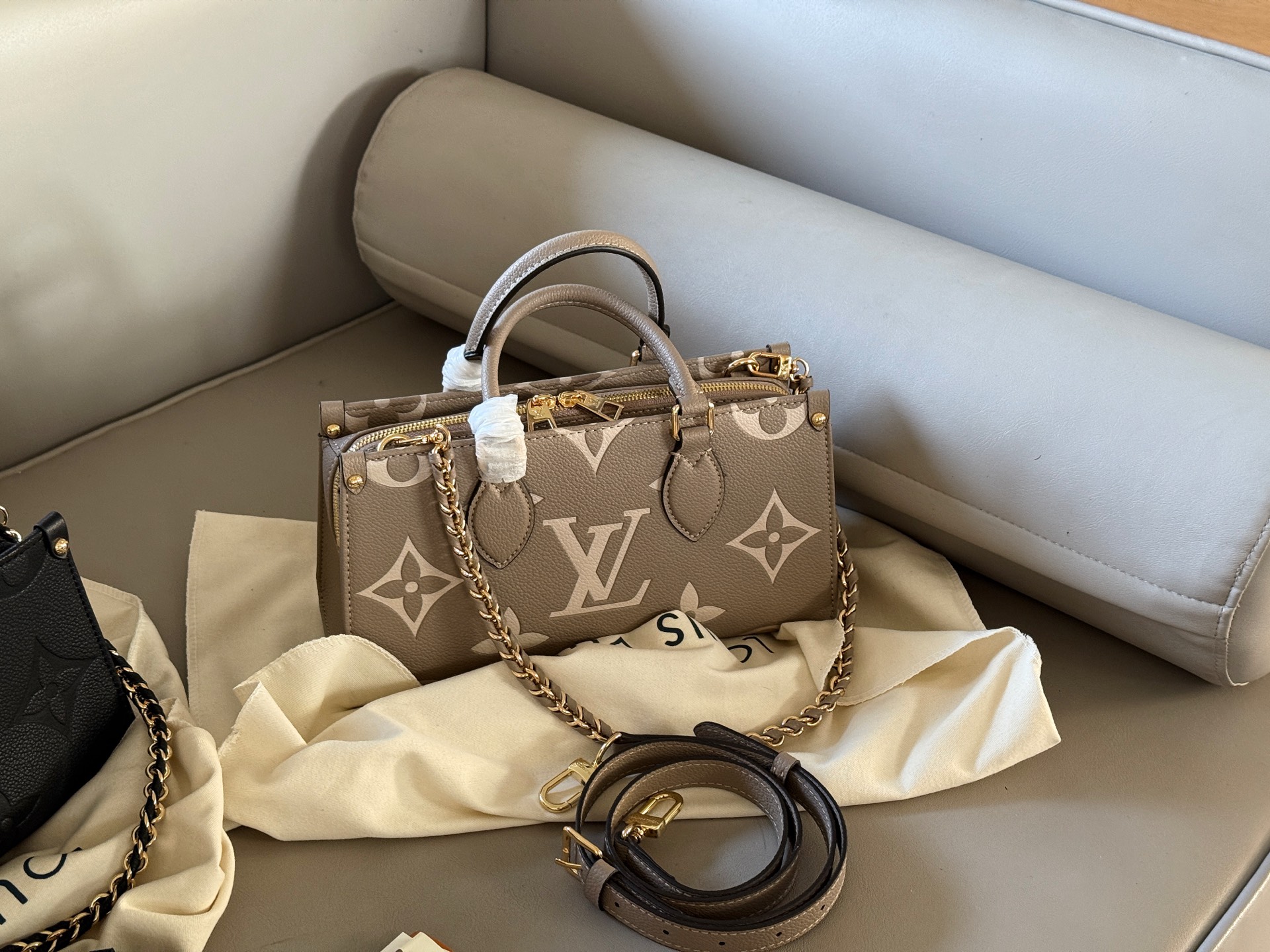 Bolso Louis Vuitton OnTheGo East West Gris Elefante con Doble Correa 3 i1756961325567 8086 0 1