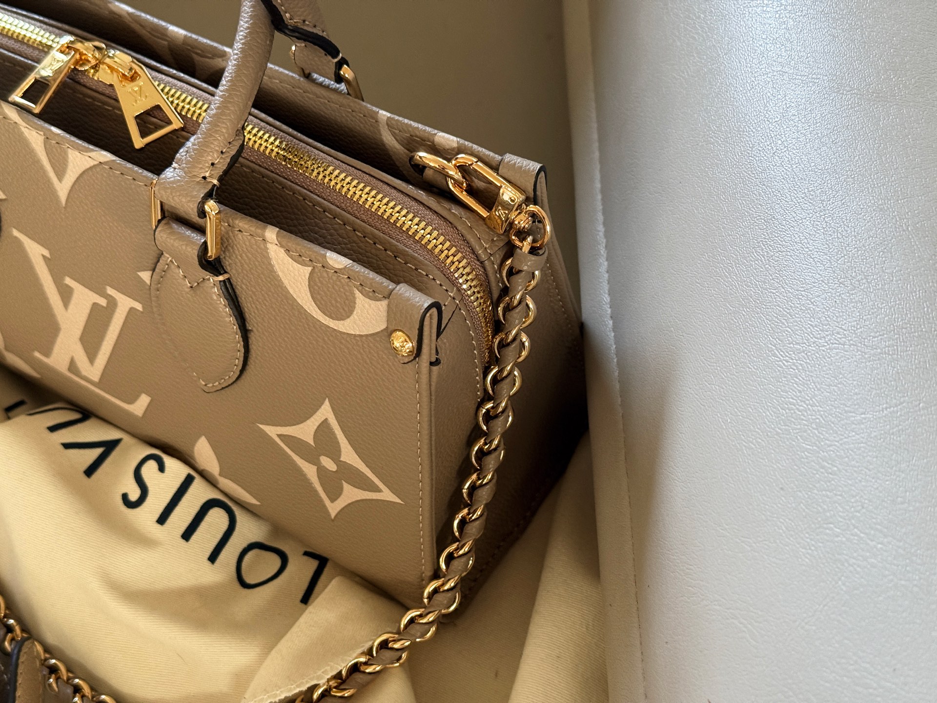 Bolso Louis Vuitton OnTheGo East West Gris Elefante con Doble Correa 6 i1756961325571 9801 0 4