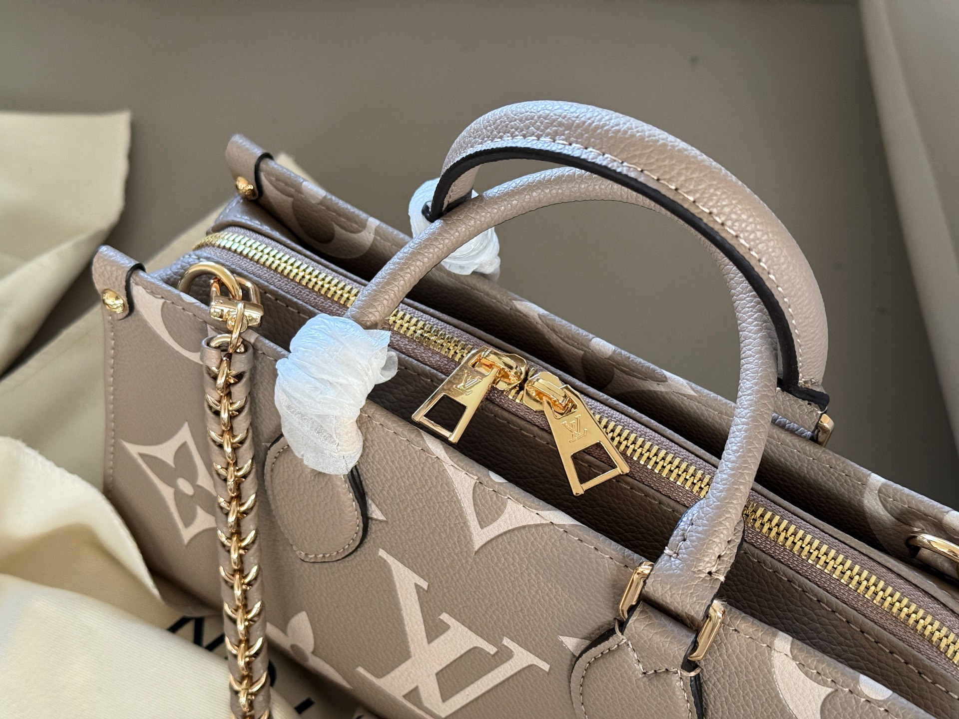 Bolso Louis Vuitton OnTheGo East West Gris Elefante con Doble Correa 5 i1756961325596 3648 0 3