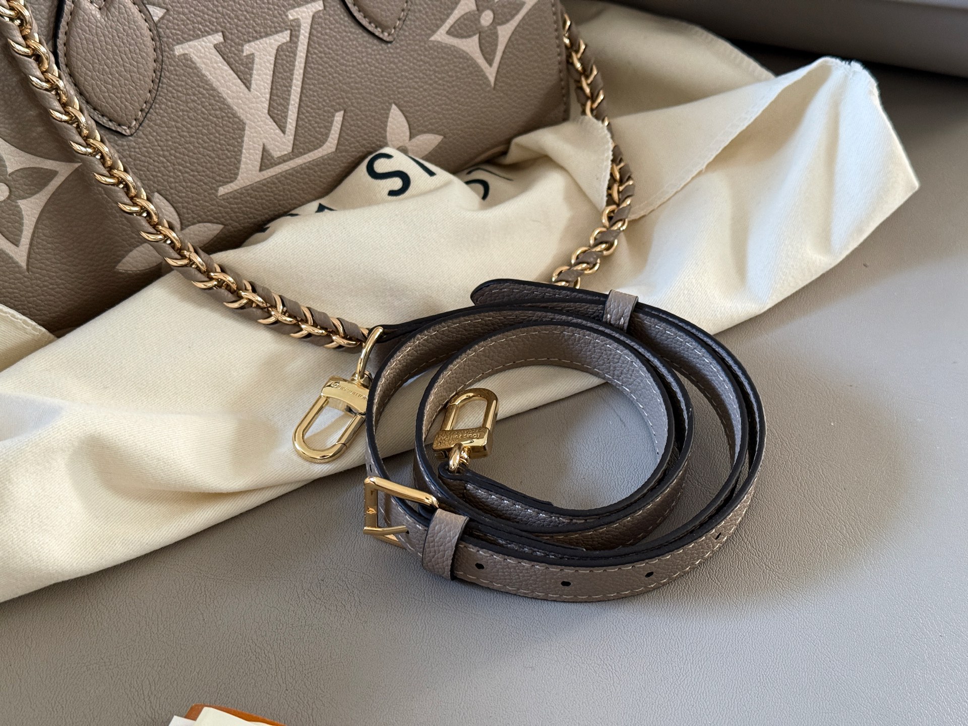 Bolso Louis Vuitton OnTheGo East West Gris Elefante con Doble Correa 7 i1756961329469 8648 0 5