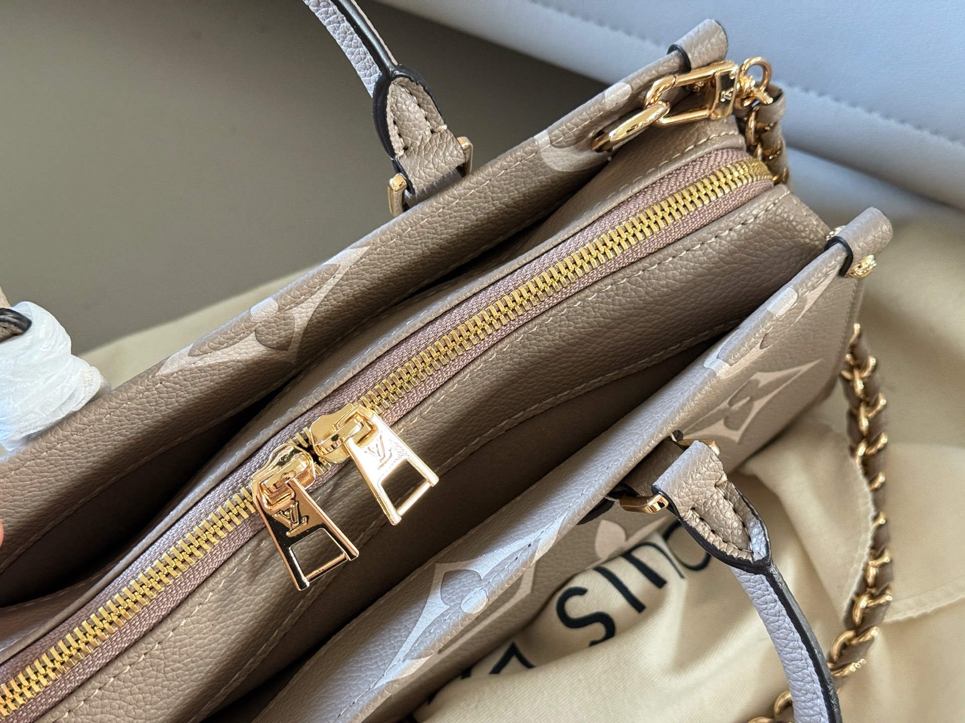 Bolso Louis Vuitton OnTheGo East West Gris Elefante con Doble Correa 10 i1756961329490 6469 0 8