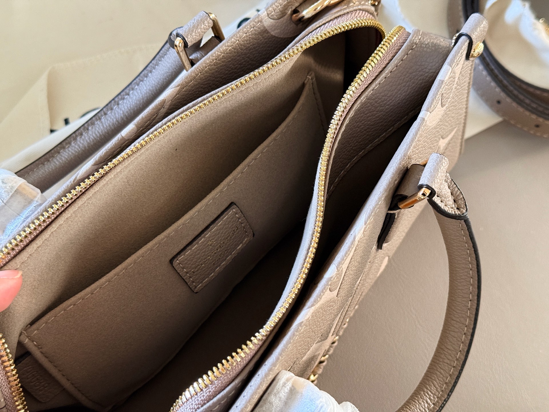 Bolso Louis Vuitton OnTheGo East West Gris Elefante con Doble Correa 8 i1756961329524 833 0 6