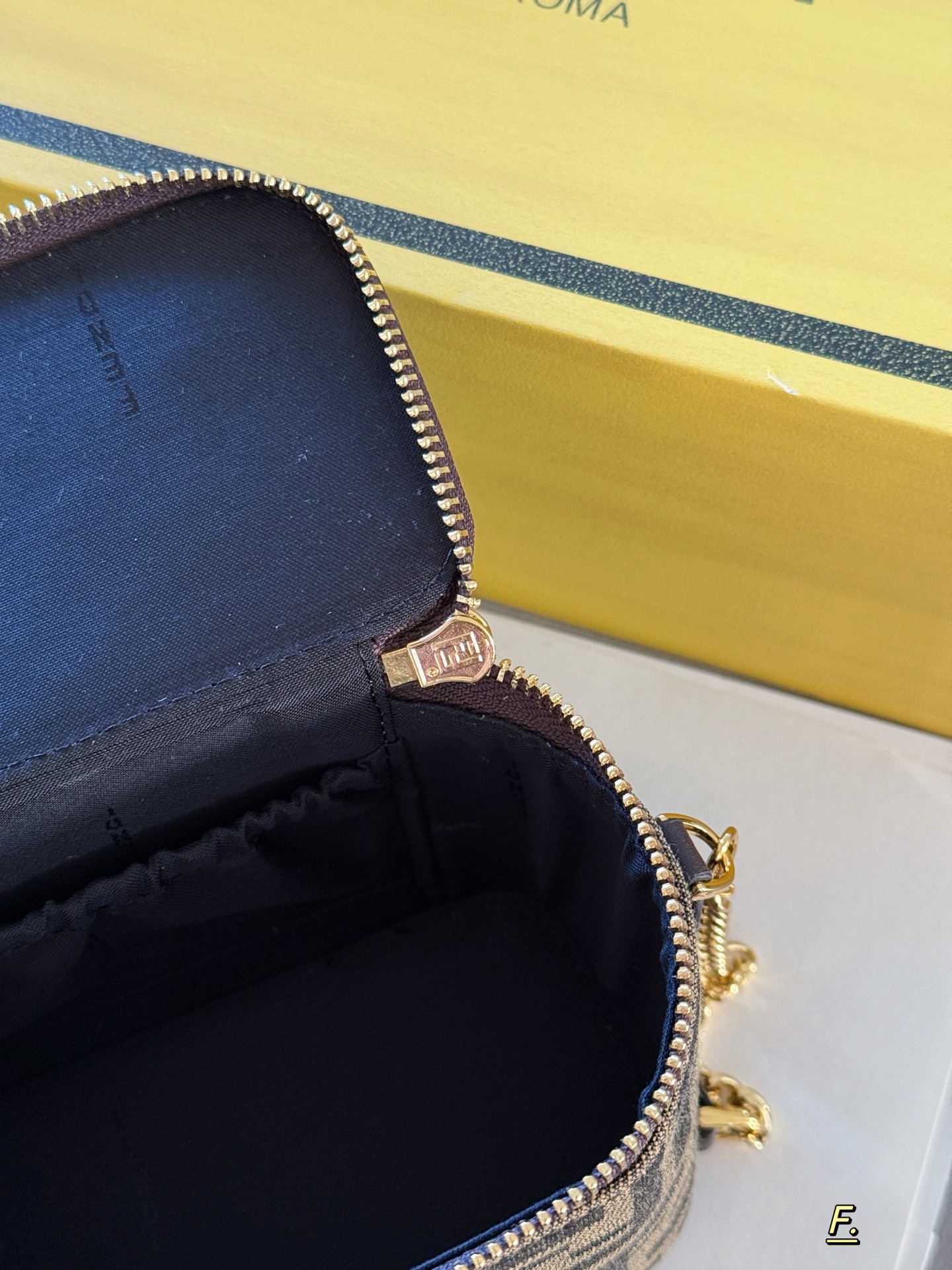 Fendi Vanity Bolso Caja Monograma FF Marrón con Correa de Cadena Dorada 9 i1757036433943 9600 0 7