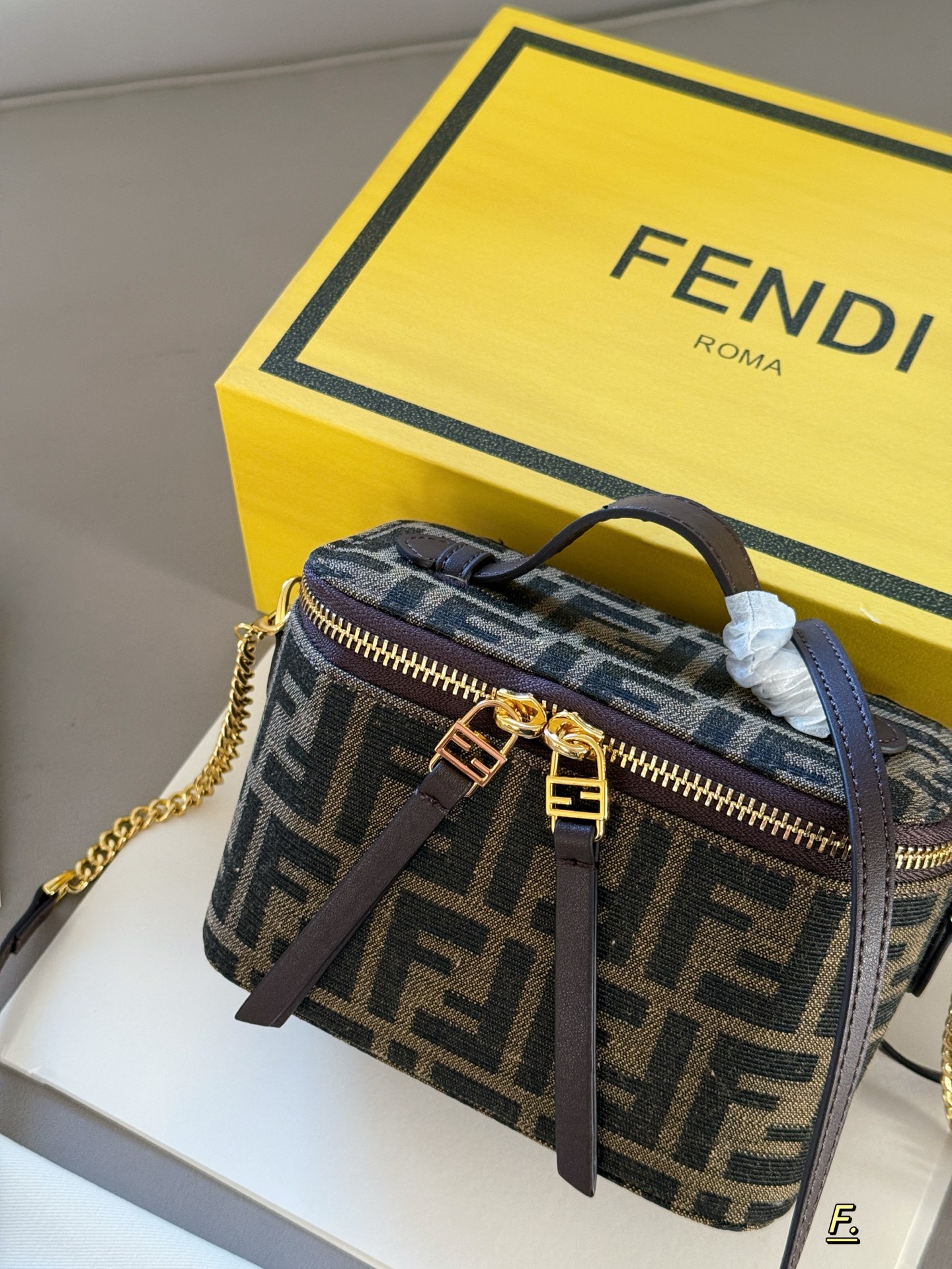 Fendi Vanity Bolso Caja Monograma FF Marrón con Correa de Cadena Dorada 4 i1757036433963 9990 0 2