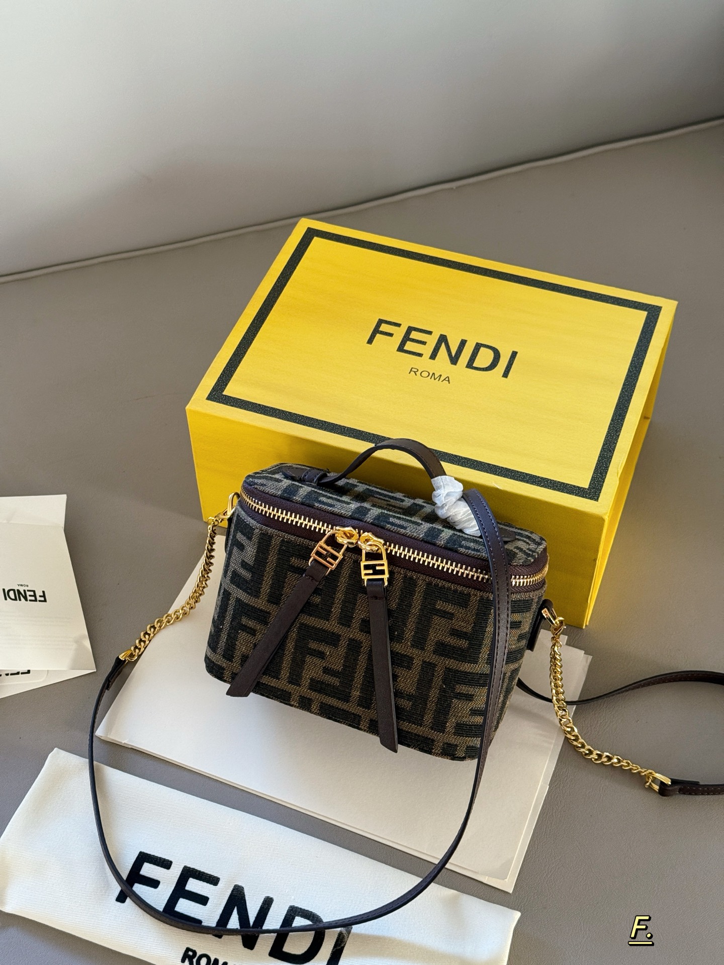 Fendi Vanity Bolso Caja Monograma FF Marrón con Correa de Cadena Dorada 3 i1757036433971 9196 0 1