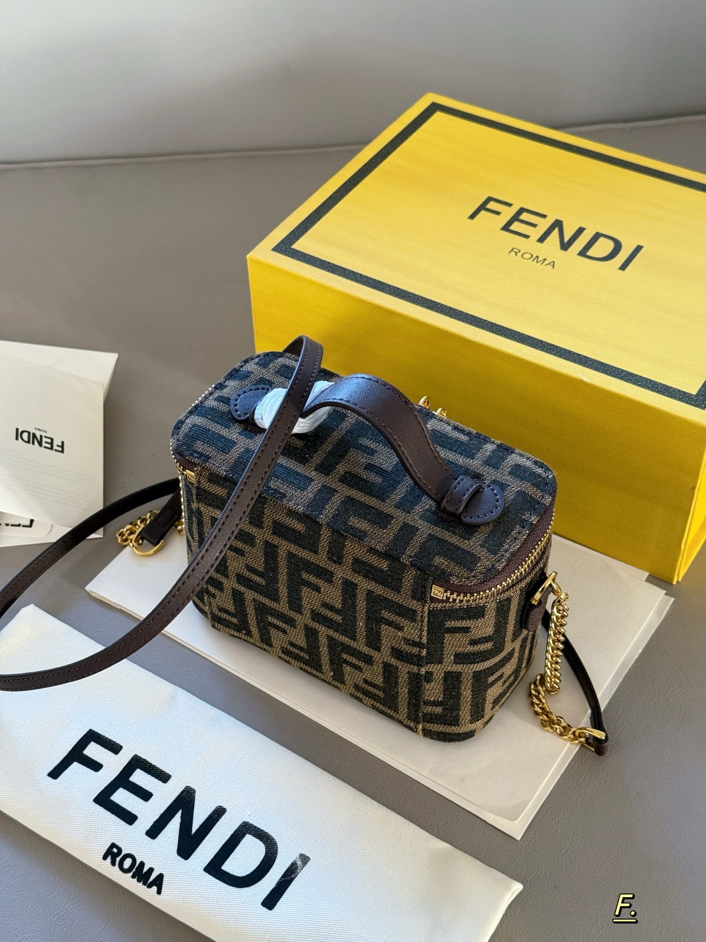 Fendi Vanity Bolso Caja Monograma FF Marrón con Correa de Cadena Dorada 8 i1757036434006 9175 0 6