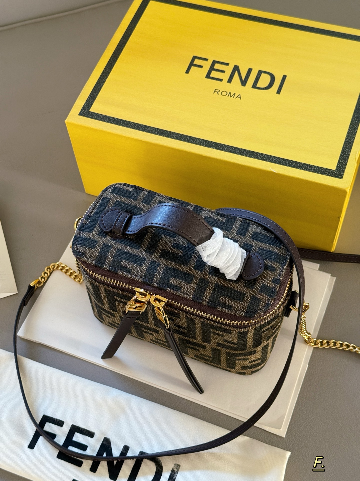 Fendi Vanity Bolso Caja Monograma FF Marrón con Correa de Cadena Dorada 6 i1757036434016 3635 0 4