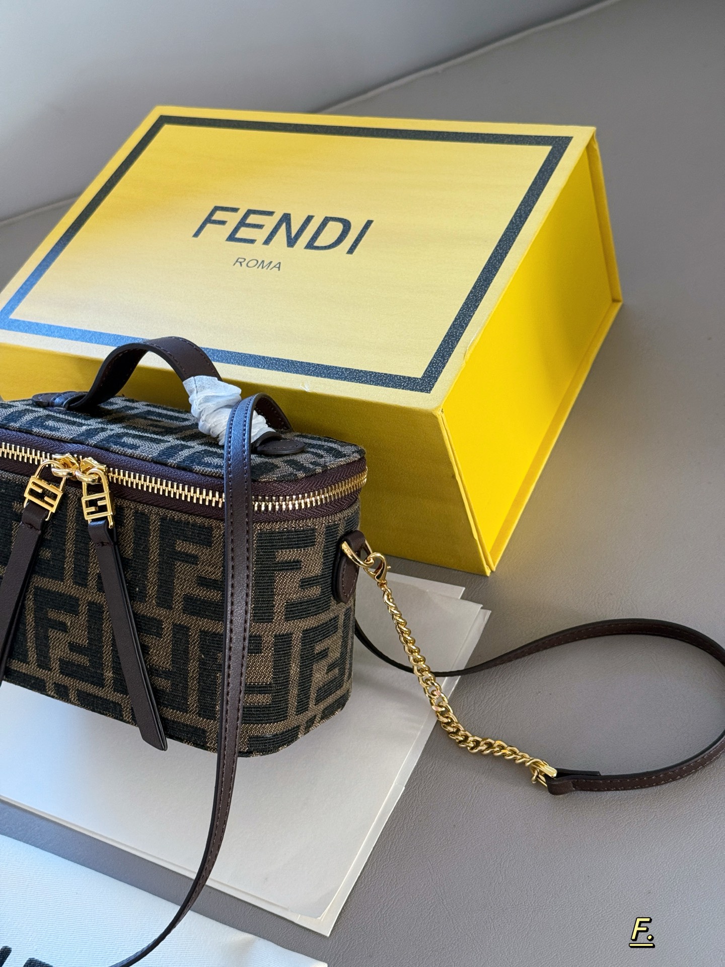 Fendi Vanity Bolso Caja Monograma FF Marrón con Correa de Cadena Dorada 5 i1757036435659 1127 0 3