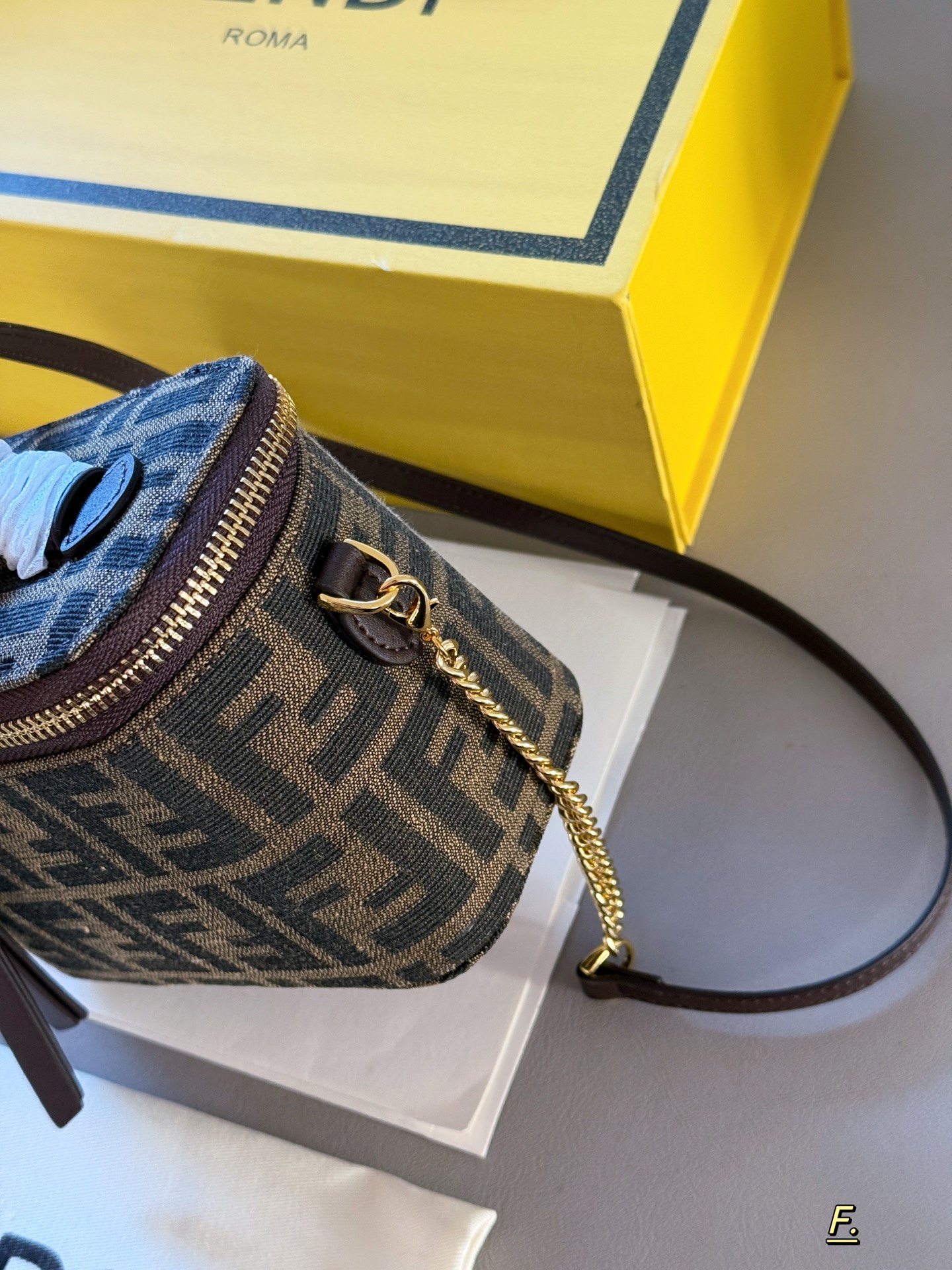 Fendi Vanity Bolso Caja Monograma FF Marrón con Correa de Cadena Dorada 7 i1757036435664 3335 0 5