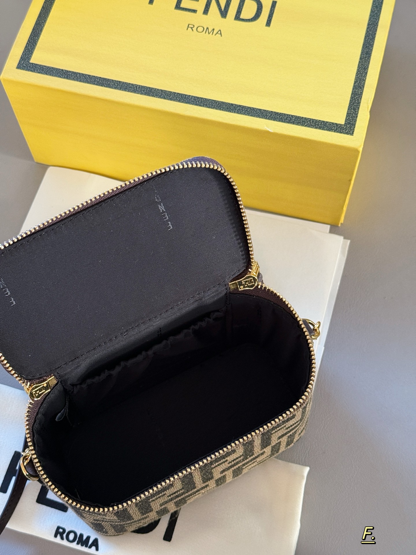 Fendi Vanity Bolso Caja Monograma FF Marrón con Correa de Cadena Dorada 10 i1757036435683 2343 0 8