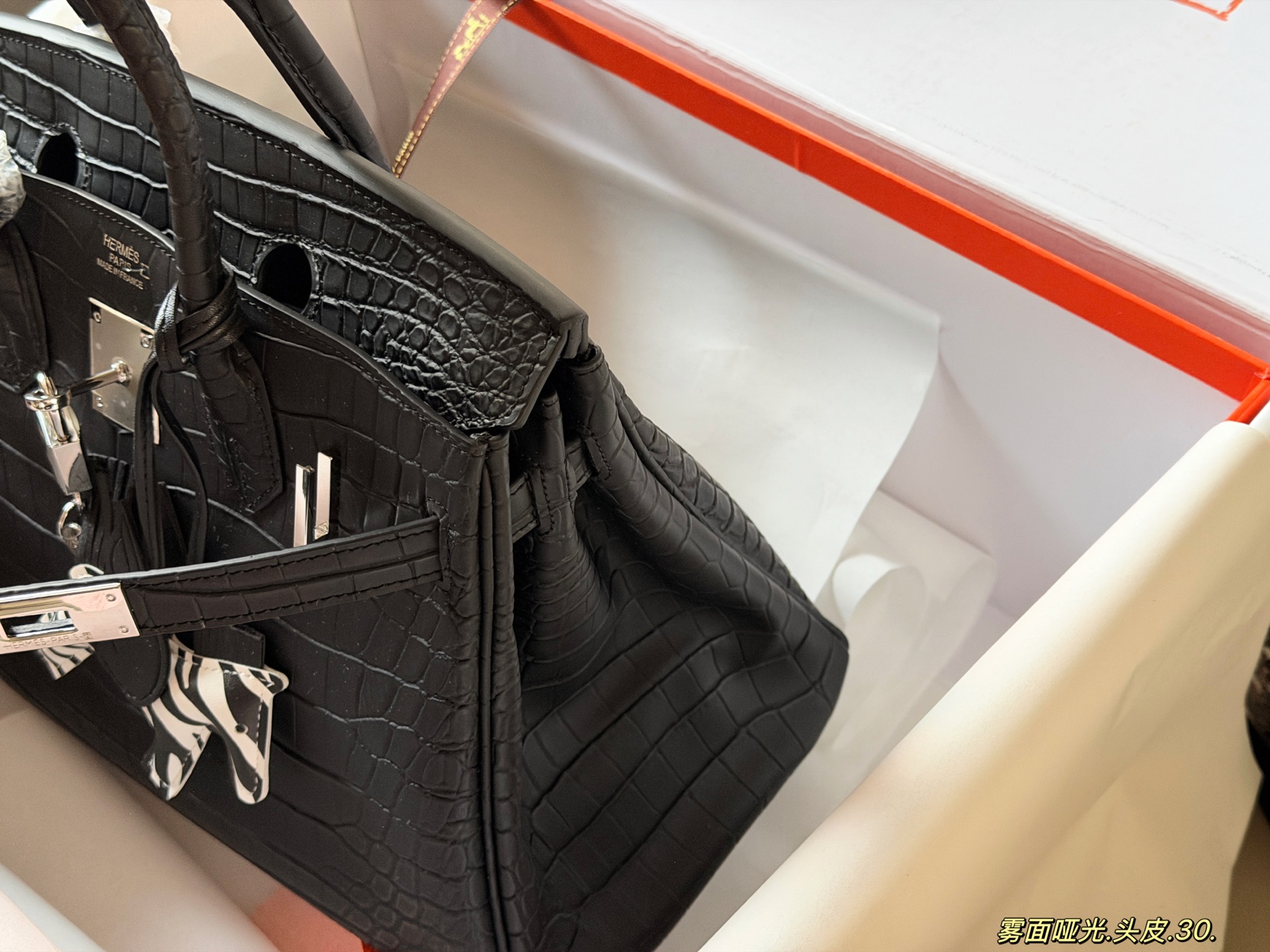 💰355 配全套包装 马年养马哦！

size：30cm*25cm
背铂金包的季节来啦！
Bk30原版品质 ✔️
头层的雾面哑光鳄鱼
爱马仕|Birkin tc牛皮 顶级纯皮
真的太可了，可咸可甜
超难买的绝美birkin！
赠送小马 丝巾哦！