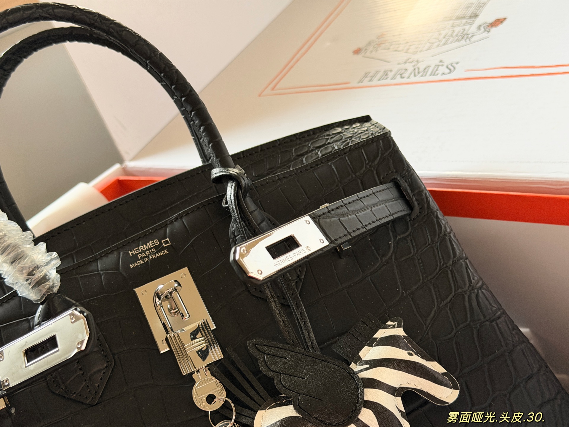 💰355 配全套包装 马年养马哦！

size：30cm*25cm
背铂金包的季节来啦！
Bk30原版品质 ✔️
头层的雾面哑光鳄鱼
爱马仕|Birkin tc牛皮 顶级纯皮
真的太可了，可咸可甜
超难买的绝美birkin！
赠送小马 丝巾哦！