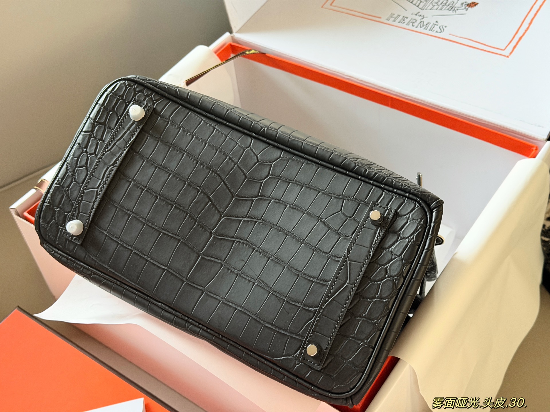 💰355 配全套包装 马年养马哦！

size：30cm*25cm
背铂金包的季节来啦！
Bk30原版品质 ✔️
头层的雾面哑光鳄鱼
爱马仕|Birkin tc牛皮 顶级纯皮
真的太可了，可咸可甜
超难买的绝美birkin！
赠送小马 丝巾哦！