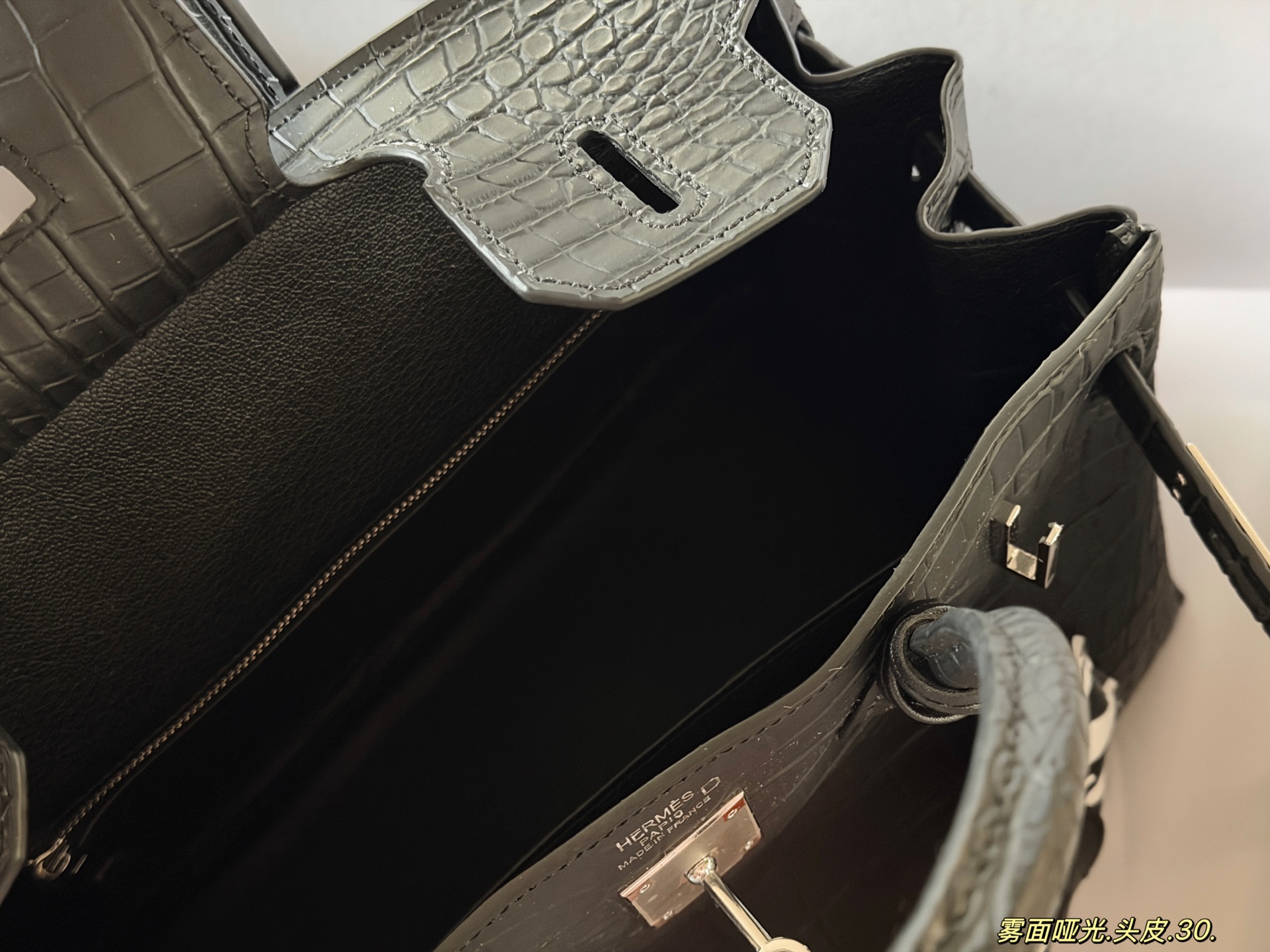 💰355 配全套包装 马年养马哦！

size：30cm*25cm
背铂金包的季节来啦！
Bk30原版品质 ✔️
头层的雾面哑光鳄鱼
爱马仕|Birkin tc牛皮 顶级纯皮
真的太可了，可咸可甜
超难买的绝美birkin！
赠送小马 丝巾哦！