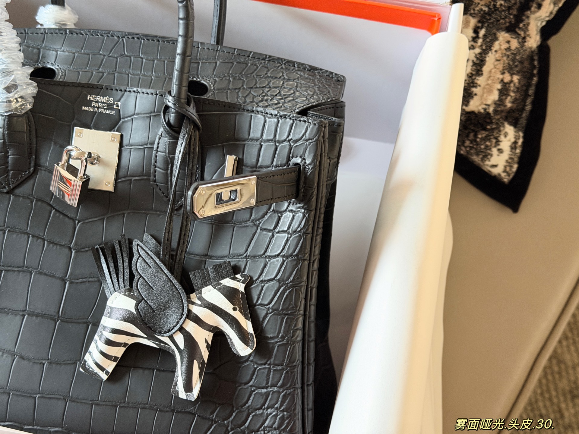 💰355 配全套包装 马年养马哦！

size：30cm*25cm
背铂金包的季节来啦！
Bk30原版品质 ✔️
头层的雾面哑光鳄鱼
爱马仕|Birkin tc牛皮 顶级纯皮
真的太可了，可咸可甜
超难买的绝美birkin！
赠送小马 丝巾哦！