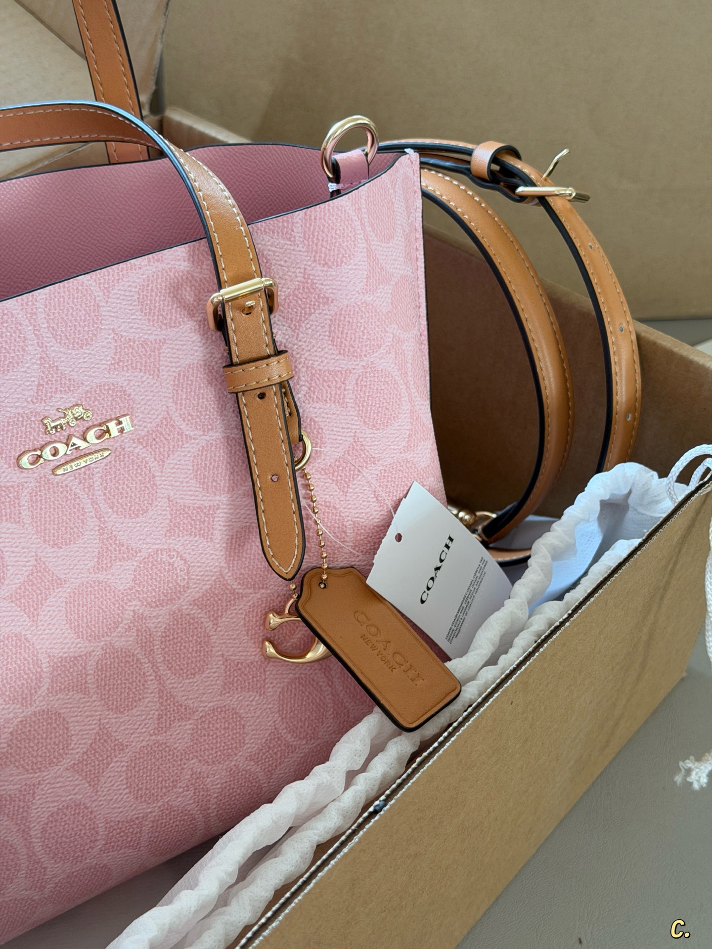 Con caja, tamaño: 25*20 cm ¡Dios mío! Coach tiene nueva piel otra vez~ El rosa crema de este bolso es increíblemente su…