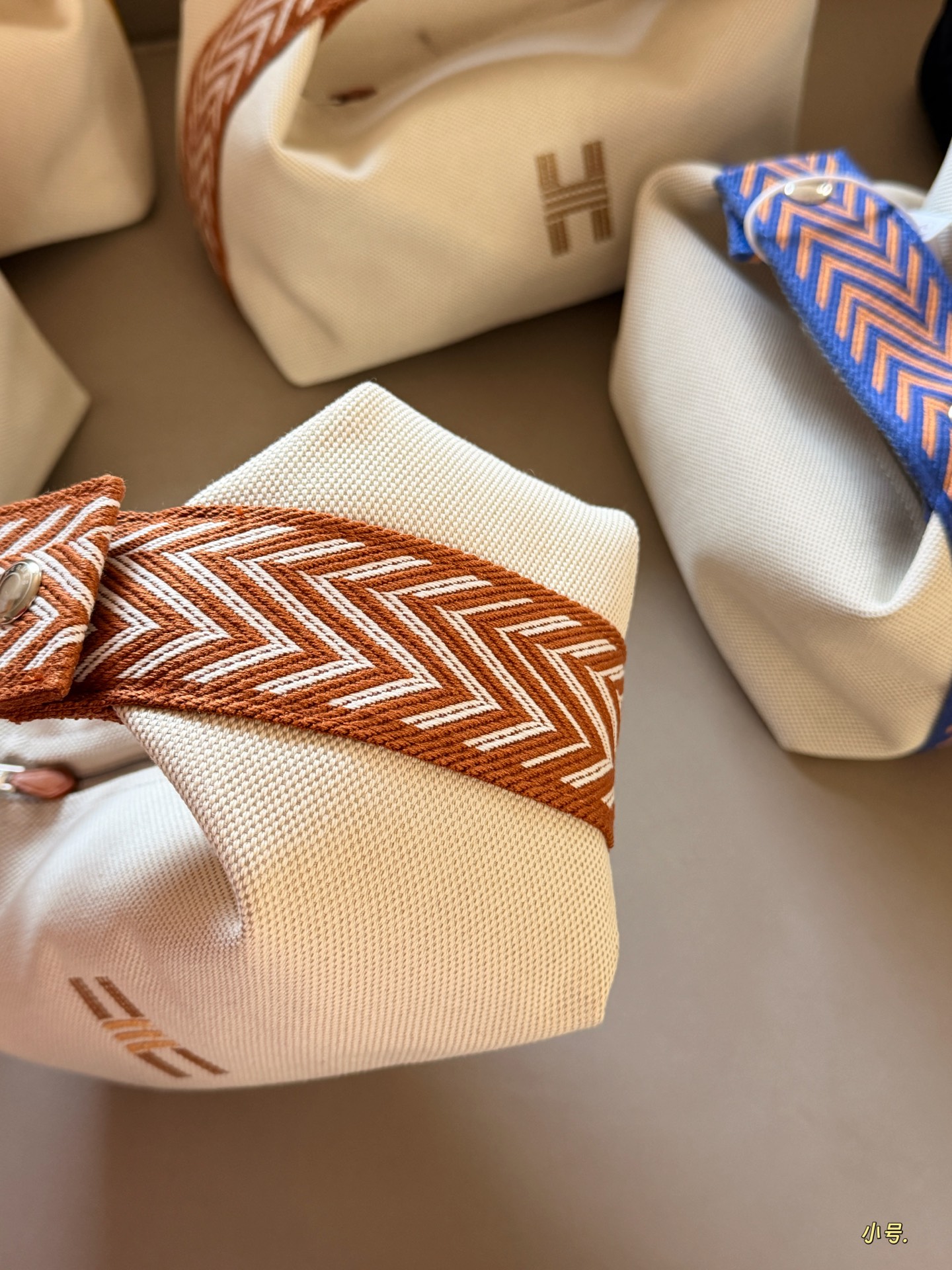 Hermes Beige canvas with brown embroidered H 20x11cm everyday