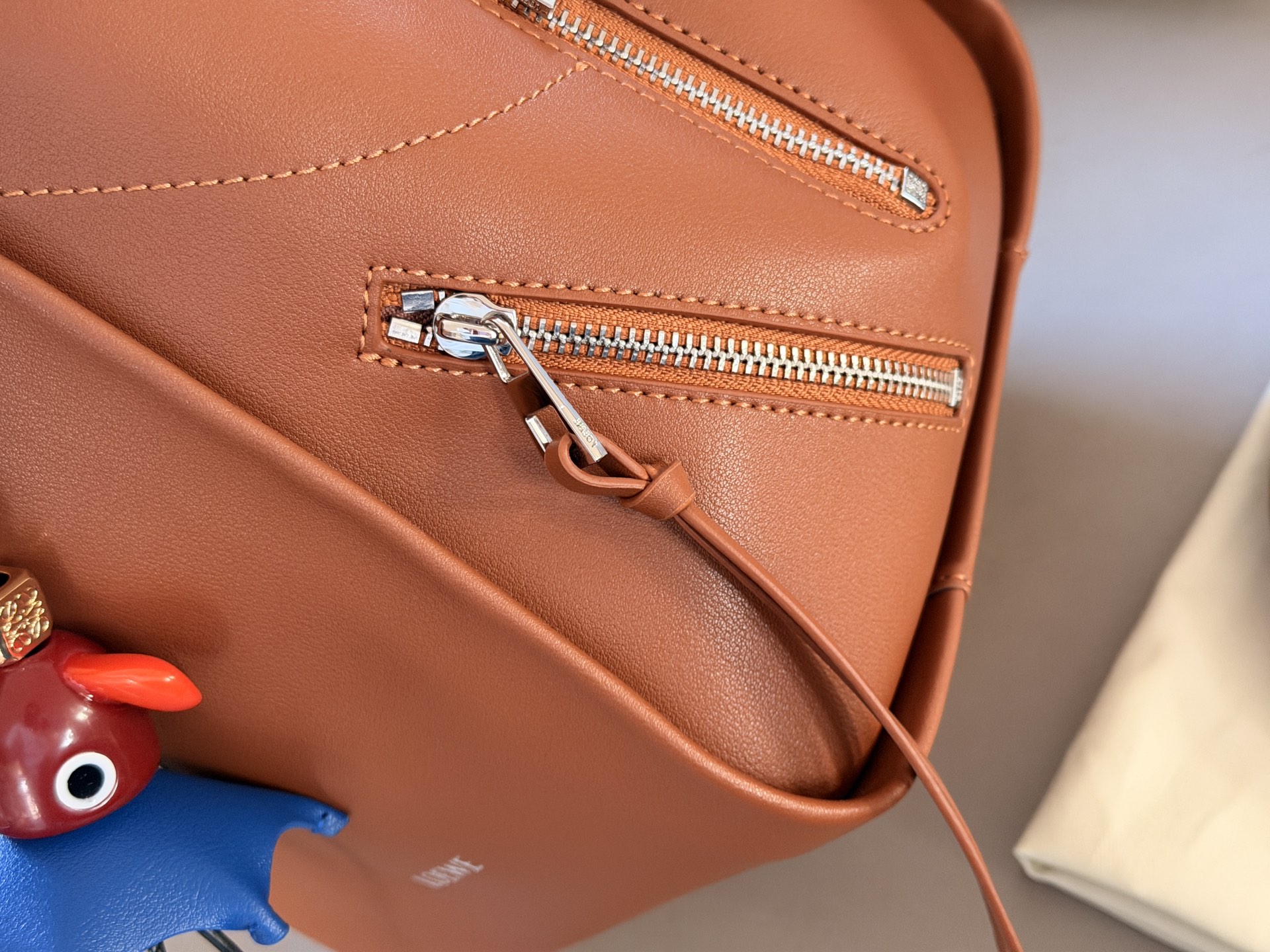Größe der LOEWE-Tasche: 20 x 24 cm — photo 7