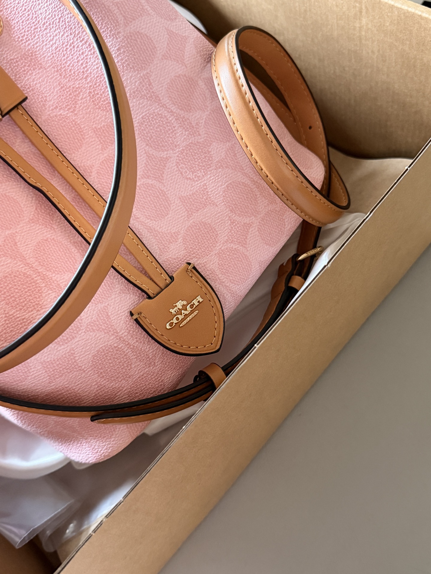Con caja, versión mejorada. Tamaño: 22*21cm. ¡Dios mío! El bolso cubo rosa es tan hermoso que llega al corazón. Coach c…