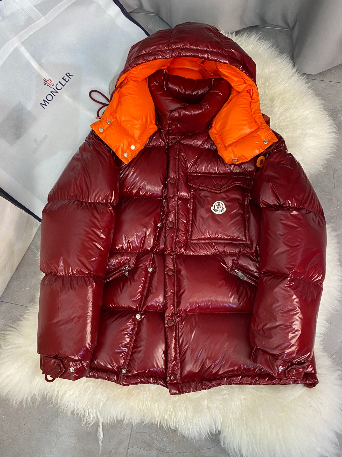 moncler，1954KARAKORAM系列958款，整体H版形，没有任何的束缚感，大格纹绗缝设计会更加显的年轻有朝气，不仅男生、女生都可以穿的款式，非常舒服，方便。采用原版定制油光尼龙面料，非常具有光泽感，同时它的耐用程度，抗撕裂性，…