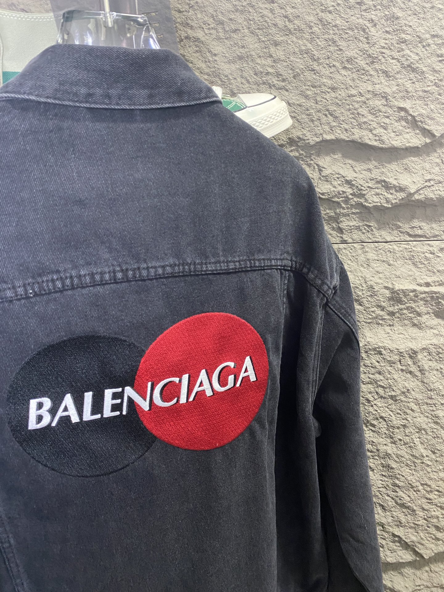 Balenciaga巴黎世2024ss新款刺绣工艺可乐牛仔裤外套渠道稀出不容错过的最新牛仔外套延续了品牌