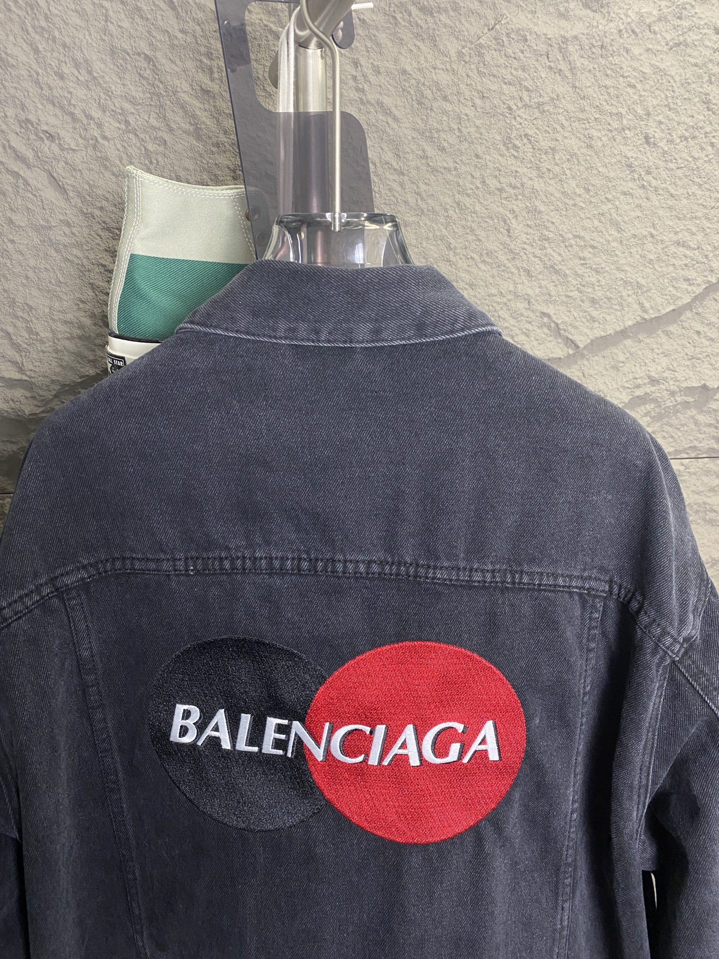 Balenciaga巴黎世2024ss新款刺绣工艺可乐牛仔裤外套渠道稀出不容错过的最新牛仔外套延续了品牌