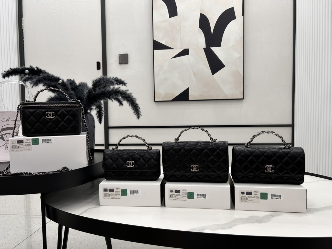 [Chanel Women