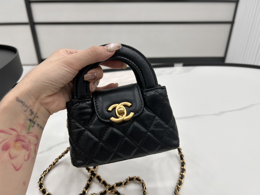 [Chanel Women