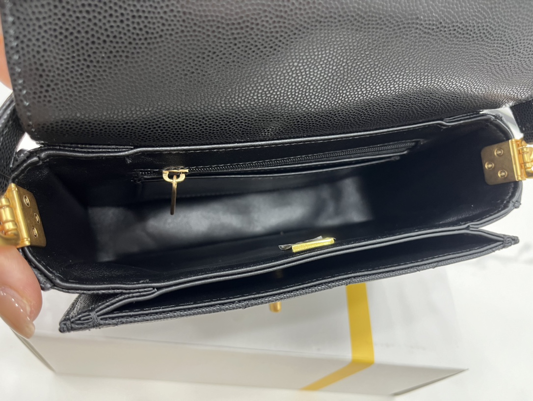 Burberry Classic Handcrafted Luxury Leather Shoulder Bag Ref 8